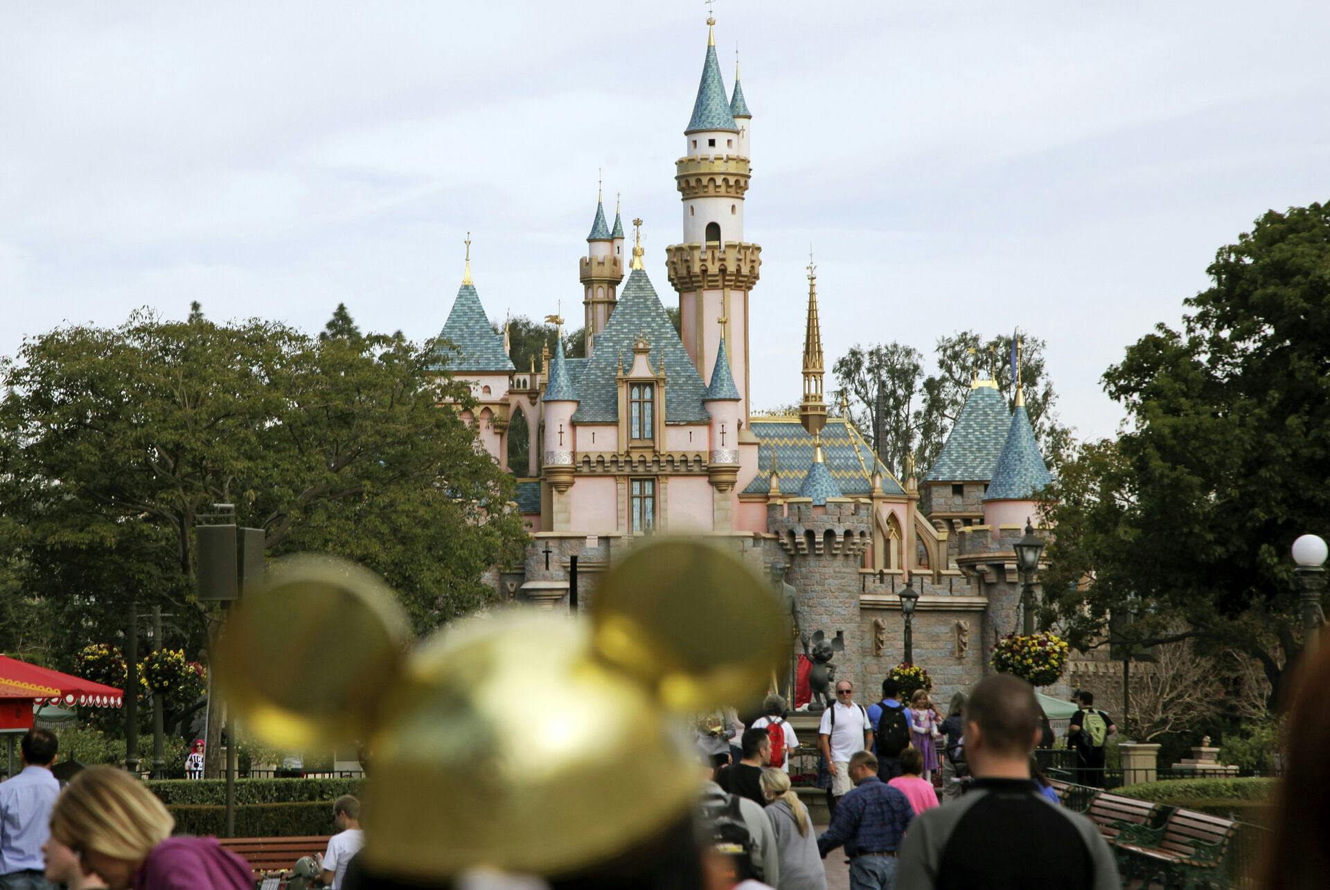 En kvinde døde mandag i Disney Land, Californien - formentlig efter et hjertestop i spøgelseshuset.