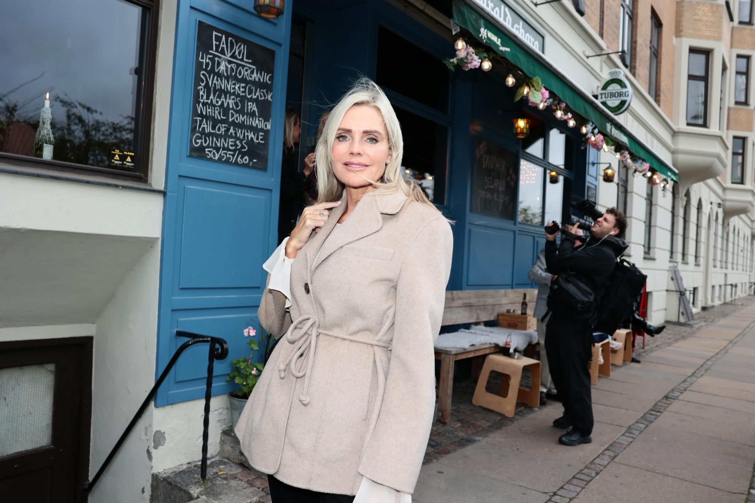 Janni Ree, der selv har skrevet en bog i år, er mødt op for at stødte sin veninde.