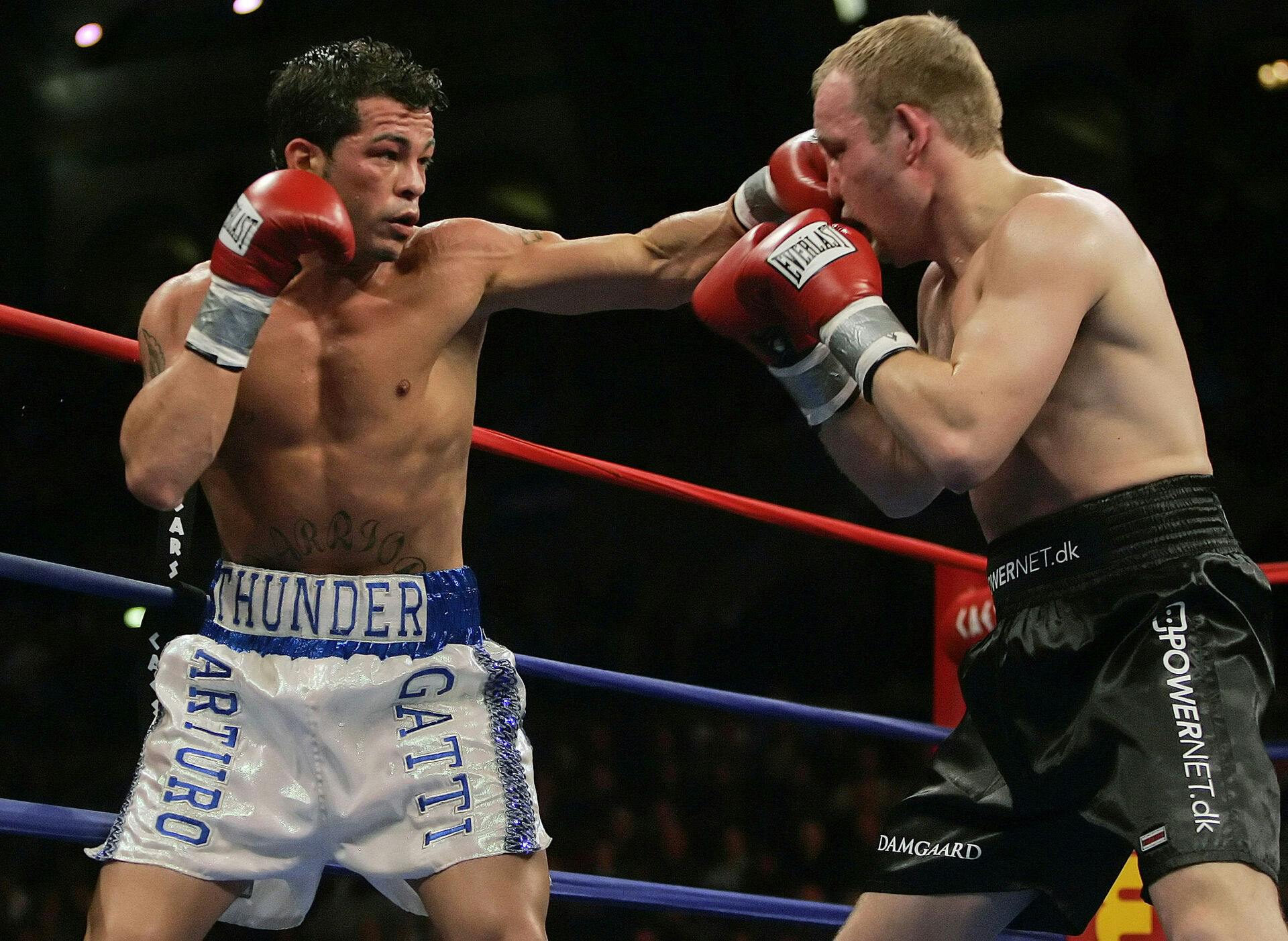 IBA welterweight champion Arturo Gatti (L) from the U.S. connects with a fifth round punch to Thomas Damgaard from Denmark during their boxing match in Atlantic City, New Jersey January 28, 2006. The fight was stopped in the eleventh round as Gatti defended his IBA welterweight crown. REUTERS/Tim Shaffer