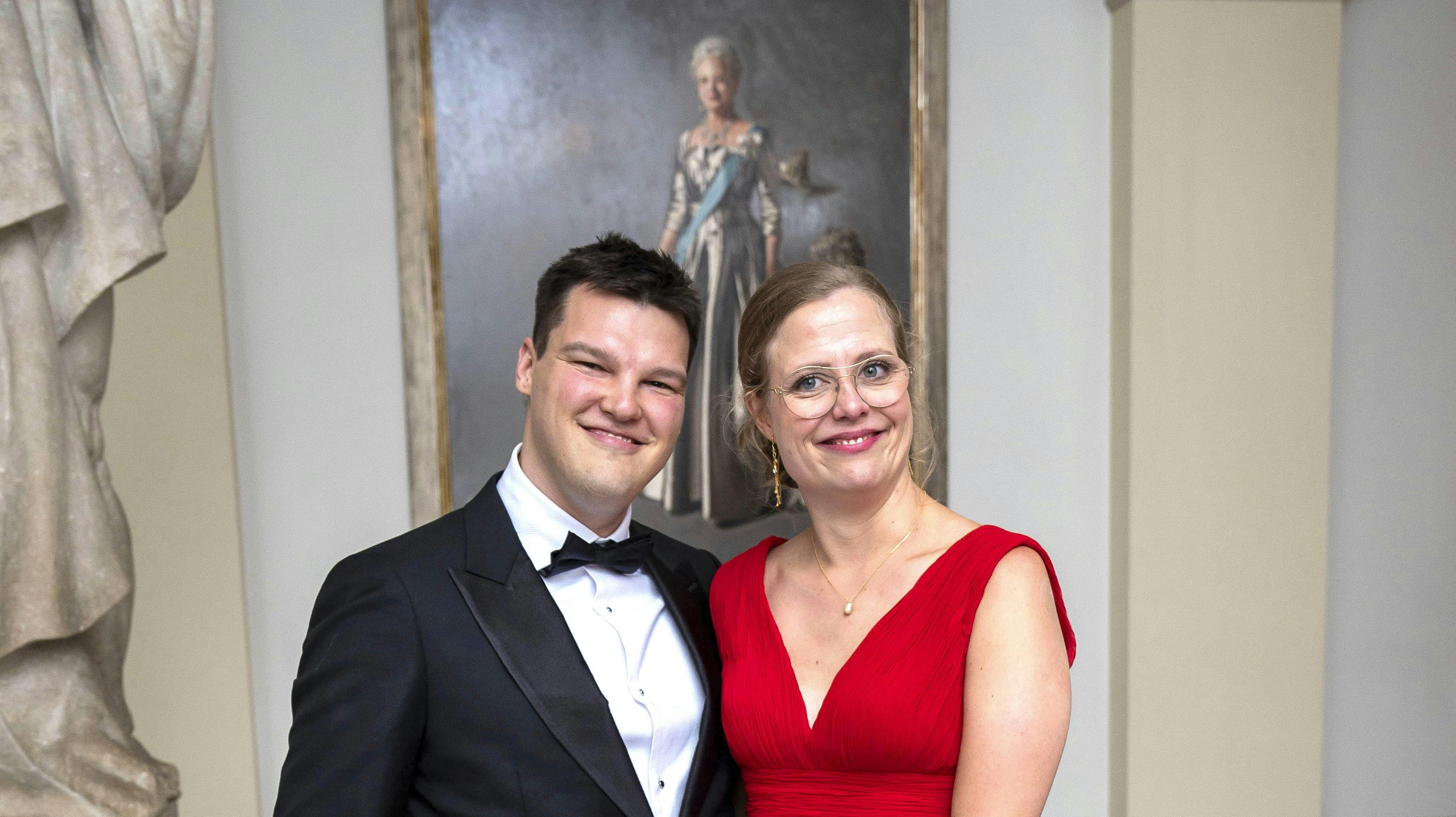 I weekenden sagde Emma Lund og Anes Jasarevic "ja" til hinanden på Gentofte Rådhus. Den store fest venter de dog med at holde til efter PL i 2028. Og det er der en sjov historie bag.