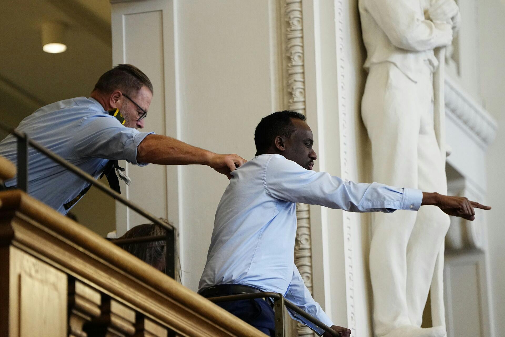 Manden var så forstyrrende, at debatten blev stoppet i flere minutter.