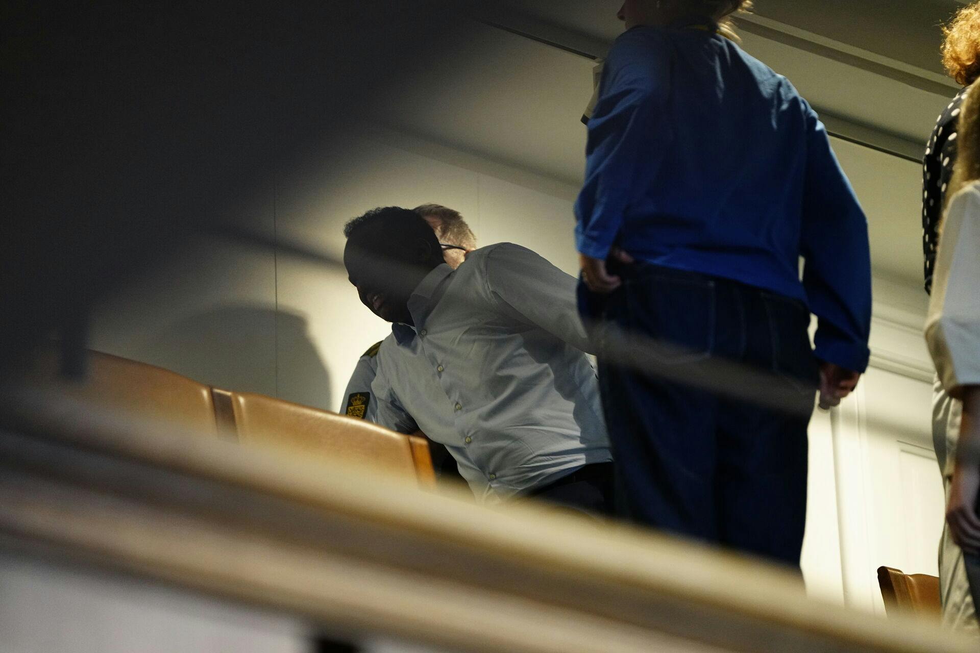 Her føres den ukendte mand væk.