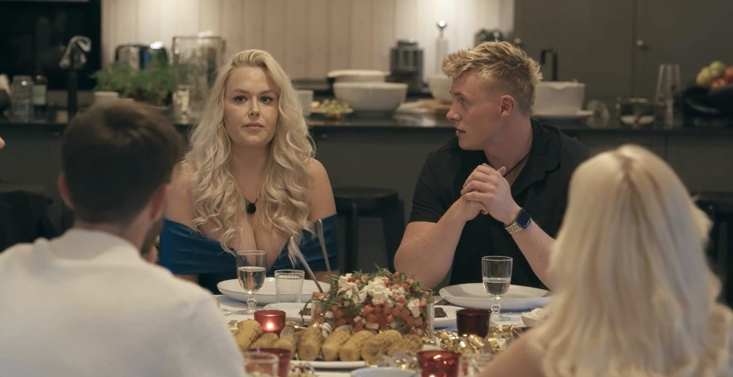 Der bliver helt stille, da Sejr Bek åbner ballet med noget af en annoncering.