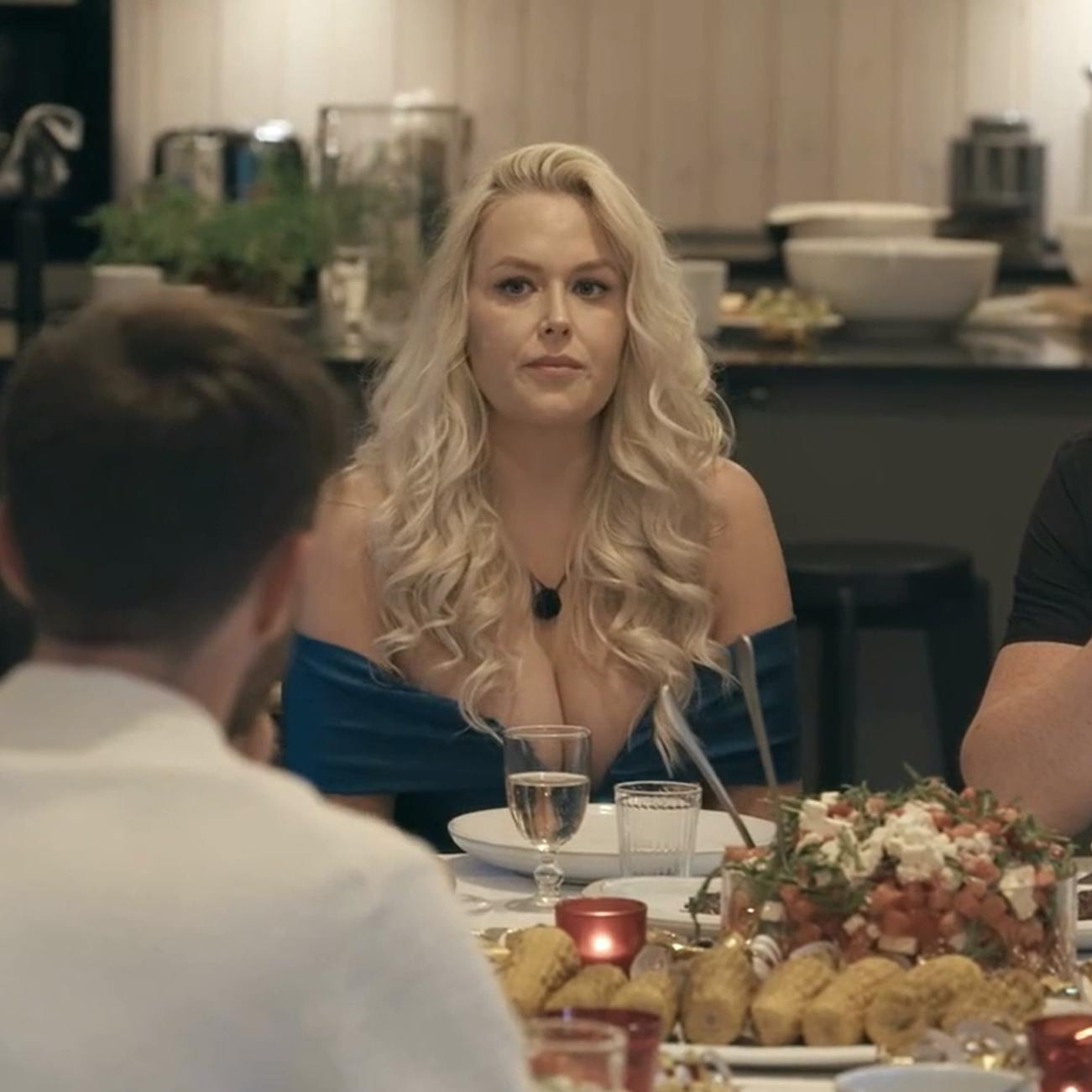 Der bliver helt stille, da Sejr Bek åbner ballet med noget af en annoncering.