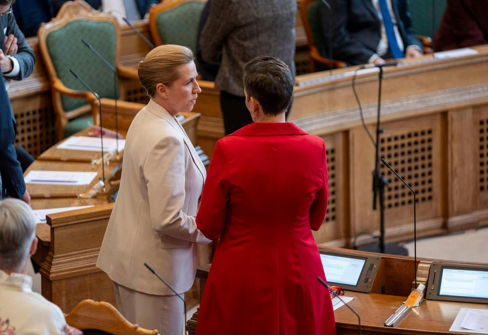 Mette Frederiksen (t.v.) og Peter Hummelgaard skal i den varme stol, efter nye afsløringer om slettede mink-sms’er har fået Folketinget til at kræve svar.