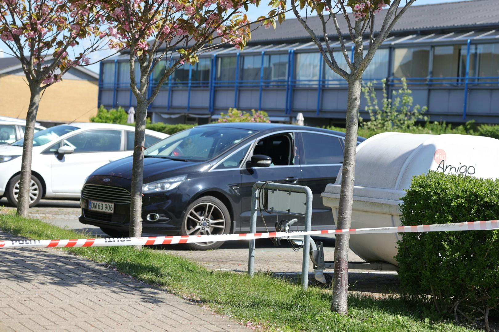 Der blev sendt mindst tre skud fra en AK47 mod denne bil tilbage i maj - her blev et medlem af Hells Angels ramt og såret af skud. Nu har politiet sigtet en 31-årig bandeveteran og medlem af selvsamme rockerklub for attentatet.