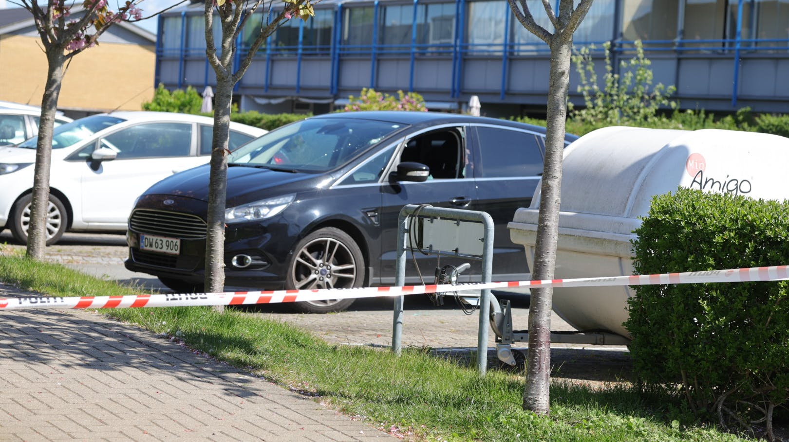 Der blev sendt mindst tre skud fra en AK47 mod denne bil tilbage i maj - her blev et medlem af Hells Angels ramt og såret af skud. Nu har politiet sigtet en 31-årig bandeveteran og medlem af selvsamme rockerklub for attentatet.