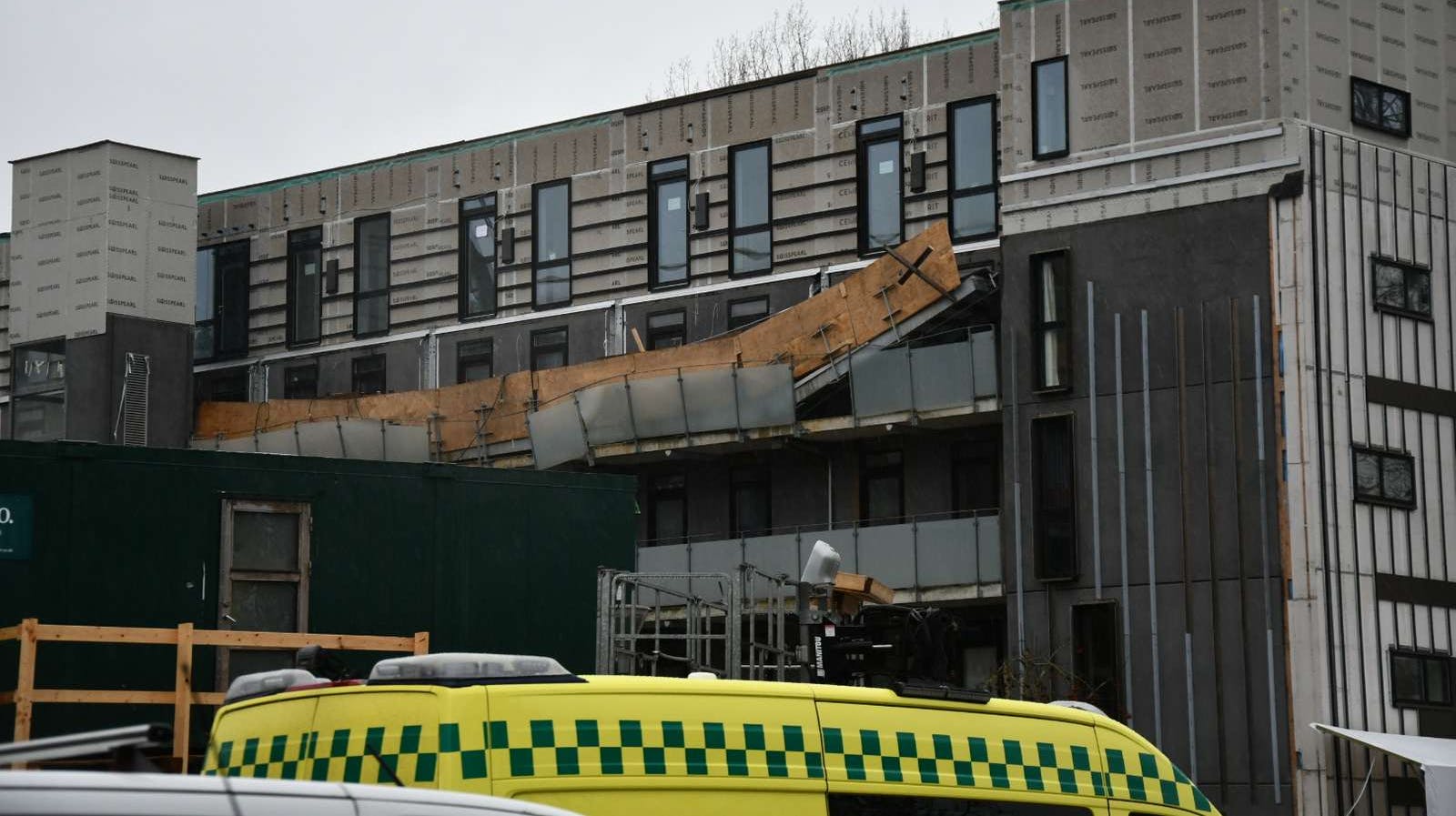 Det er i byggeriet her, at 188 boliger nu er blevet evakueret. Billedet her er fra tidligere i år, hvor en person blev dræbt, da en del af en svalegang faldt ned.