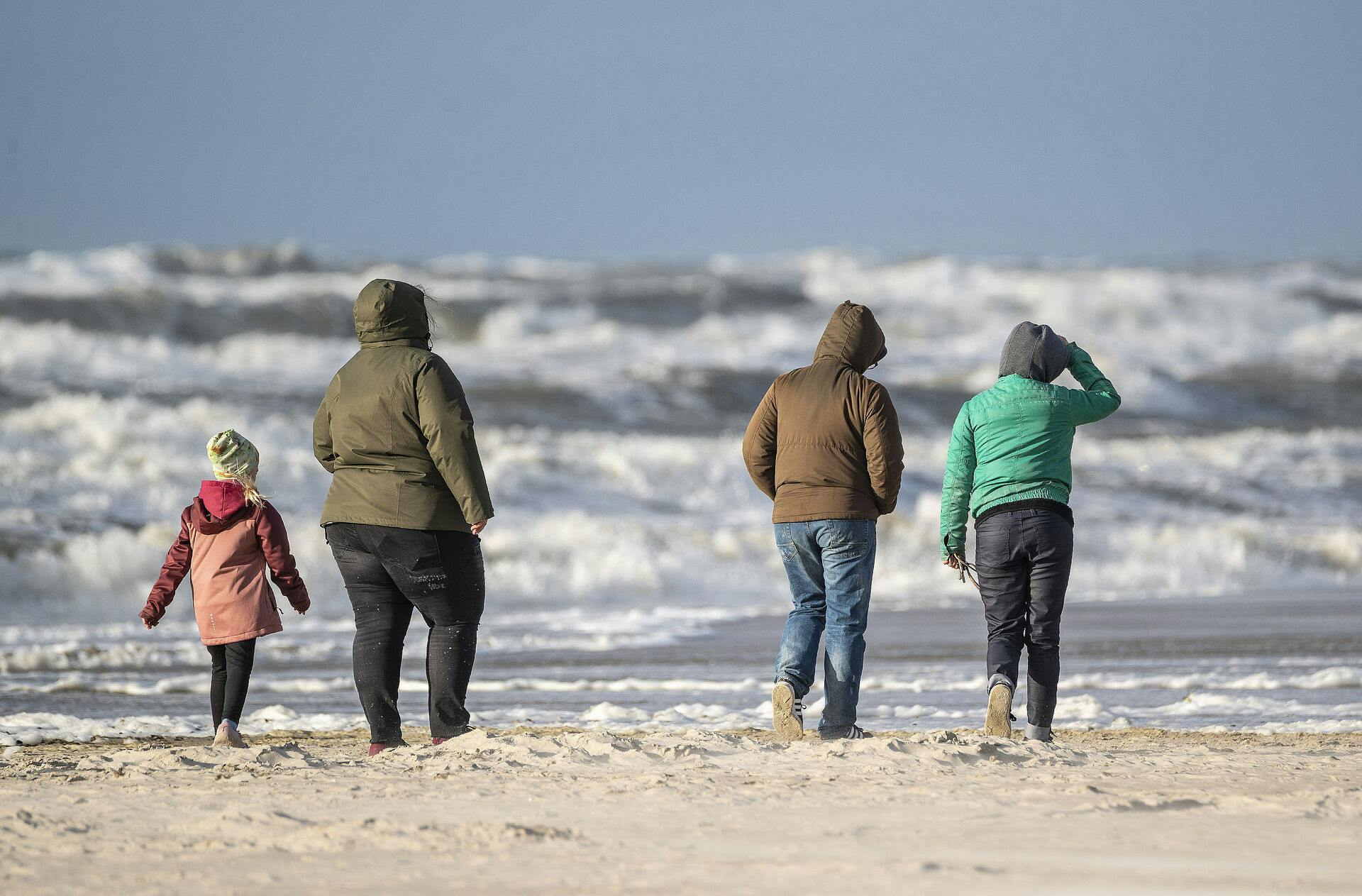 En blæsende dag ved Vejers Strand, kuling fra nordvest med en del sol, og turisterne elsker det. Den 11. oktober 2021.. (Foto: JOHN RANDERIS/Ritzau Scanpix)