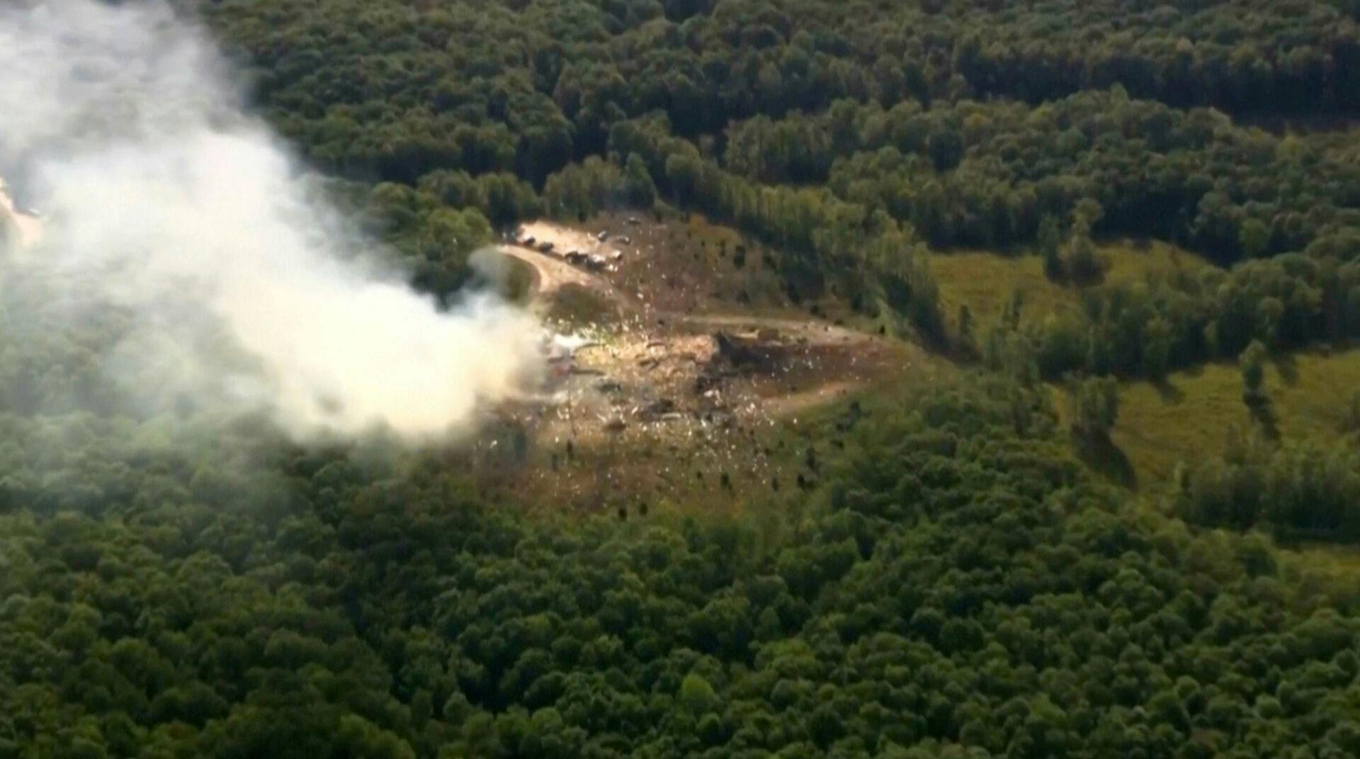 Smoke fills the air as debris covers the ground and vehicles after a powerful blast ripped through a military explosives manufacturing plant in Hickman County, Tenn., on Friday, Oct. 10, 2025. (WTVF-TV via AP). (Foto: Uncredited/Ritzau Scanpix)