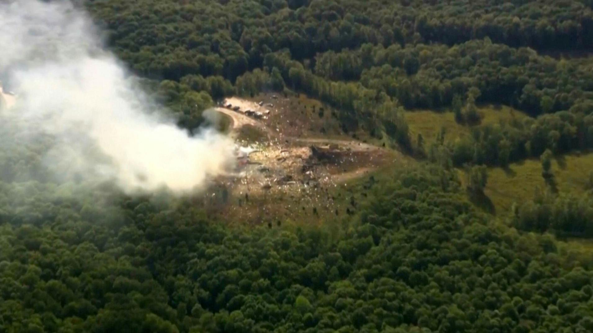Smoke fills the air as debris covers the ground and vehicles after a powerful blast ripped through a military explosives manufacturing plant in Hickman County, Tenn., on Friday, Oct. 10, 2025. (WTVF-TV via AP). (Foto: Uncredited/Ritzau Scanpix)