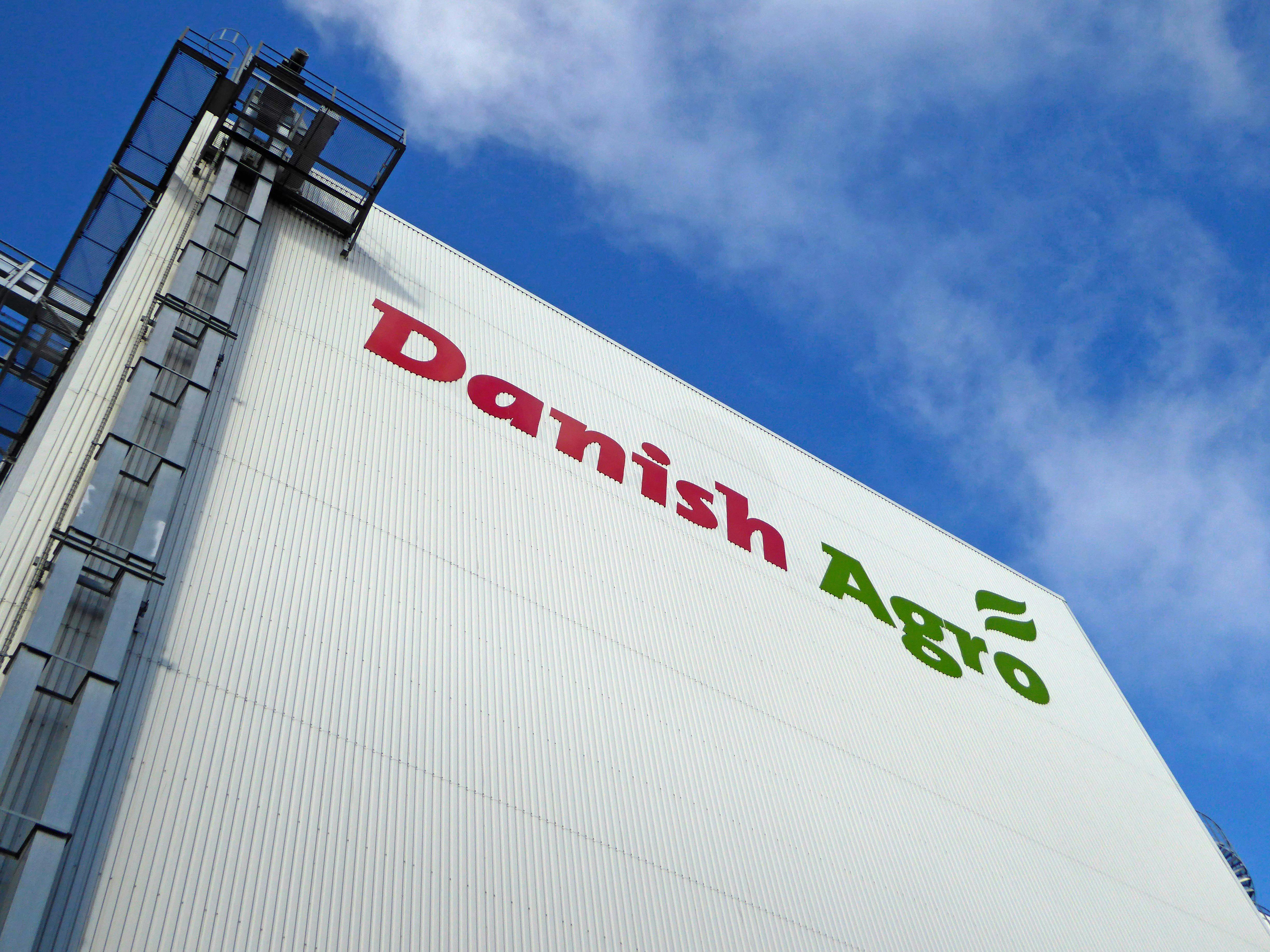 https://imgix.seoghoer.dk/2025-10-10/Danish-Agro-logo-on-feed-factory.JPG