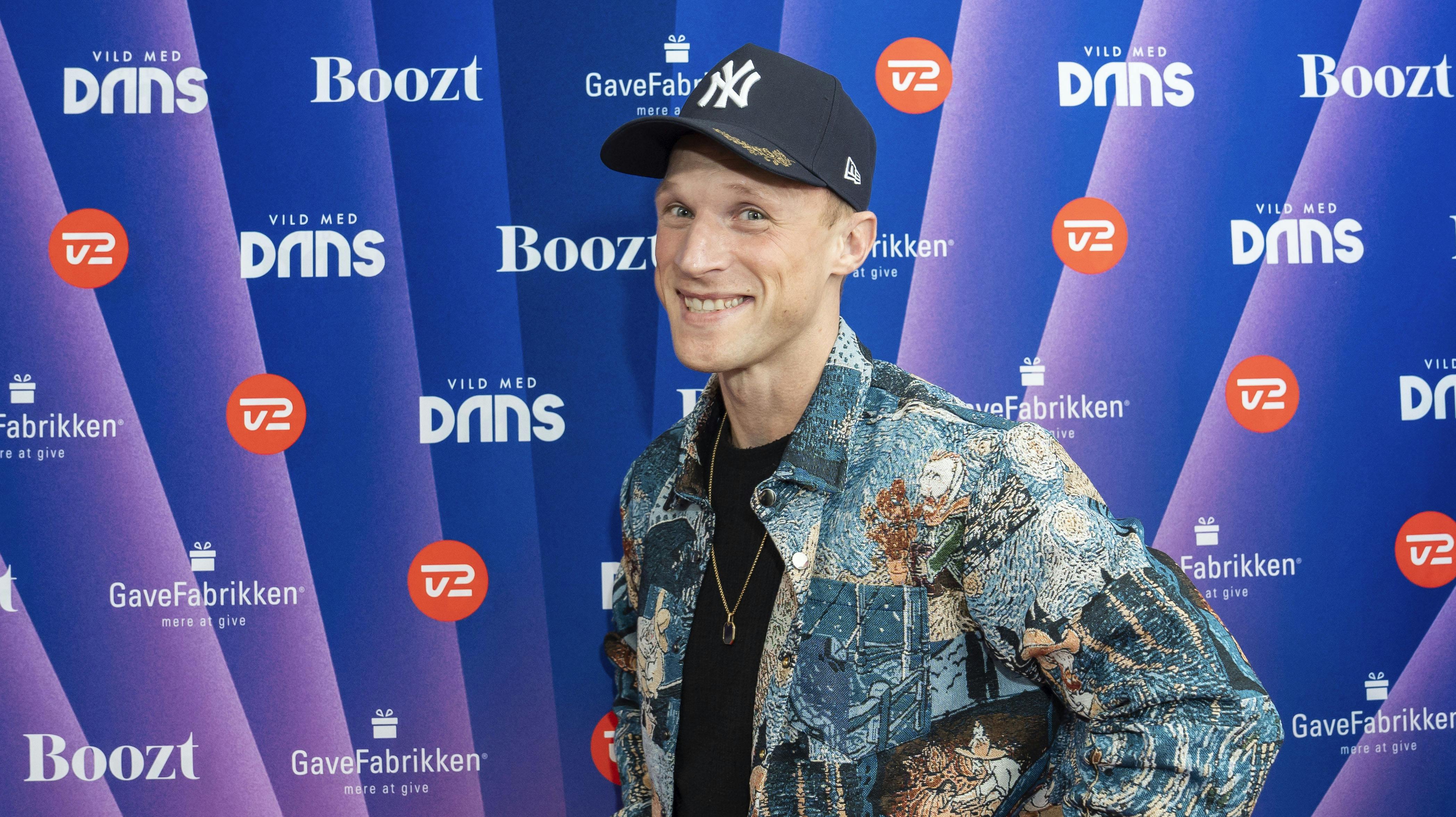 Philip May er måske kommende vært ved Reality Awards 2026. Sådan ser det i hvert fald ud på en t-shirt, som realitystjernen bærer fredag.
