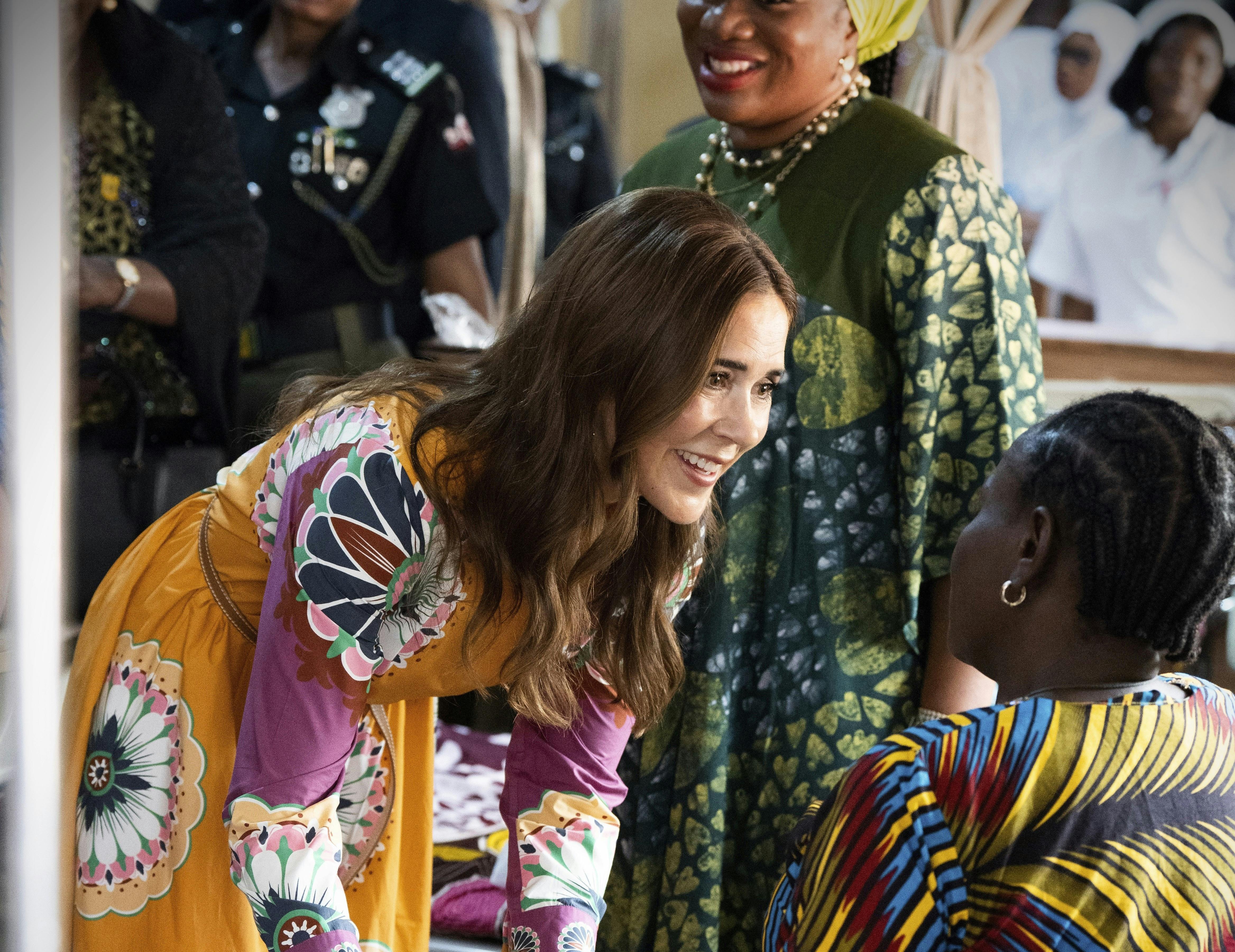 Dronning Mary under sit besøg i Nigeria, hvor hun besøgte flere hospitaler med kvinder, der enten skulle føde eller lige havde født.