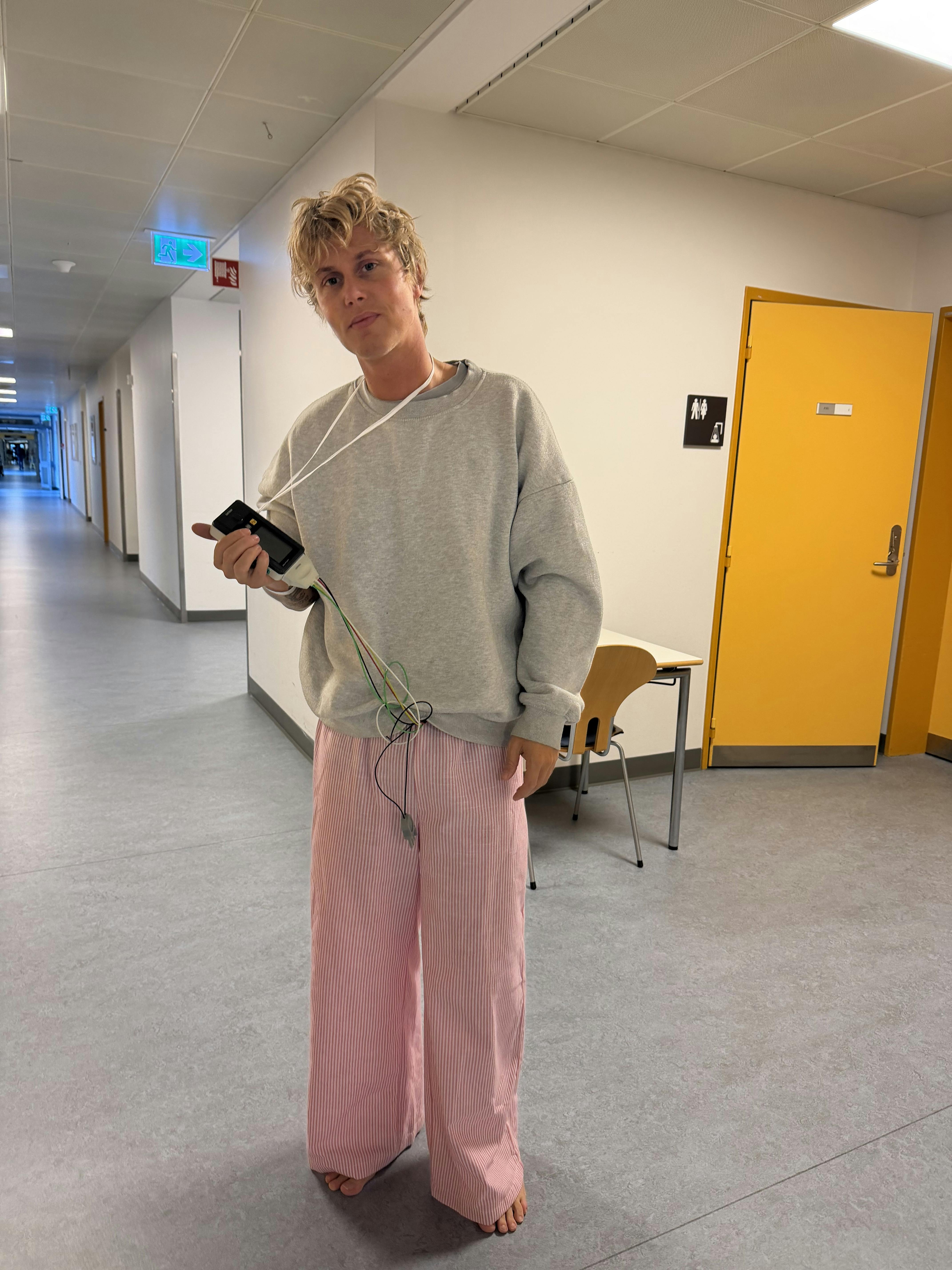 Den kommende dage bliver på hospitalet. Men han er da på benene sådan nogenlunde allerede i dag.