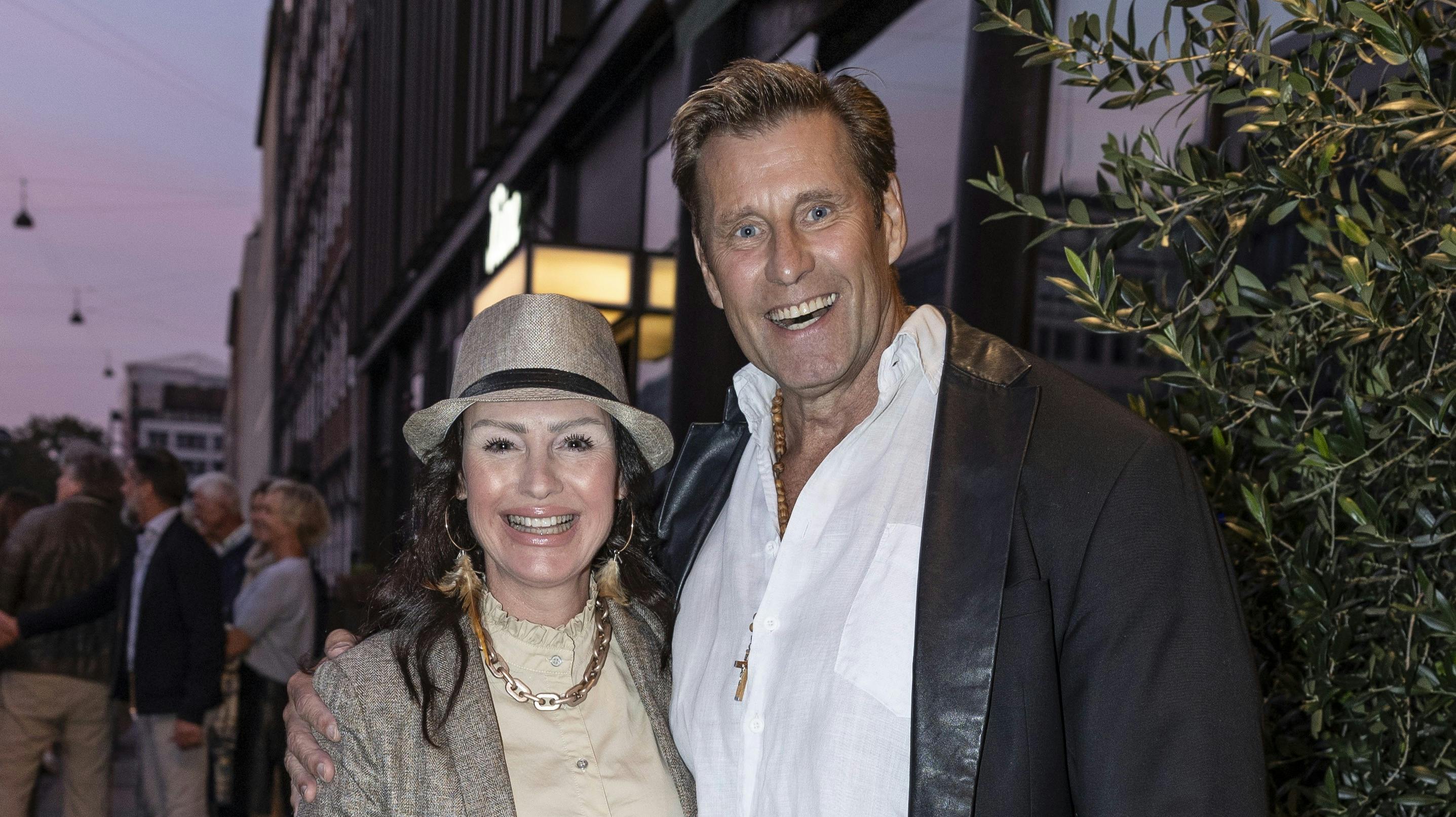 Michael og Maria Monetz sænker prisen på deres "Holtewood"-slot med 1,1 millioner kroner.