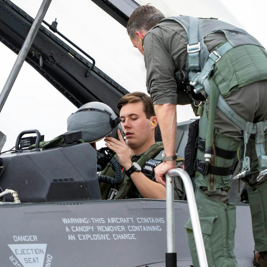 Kronprins Christian har mandag eftermiddag fløjet om bord et F-16-fly fra Flyvestation Skrydstrup.