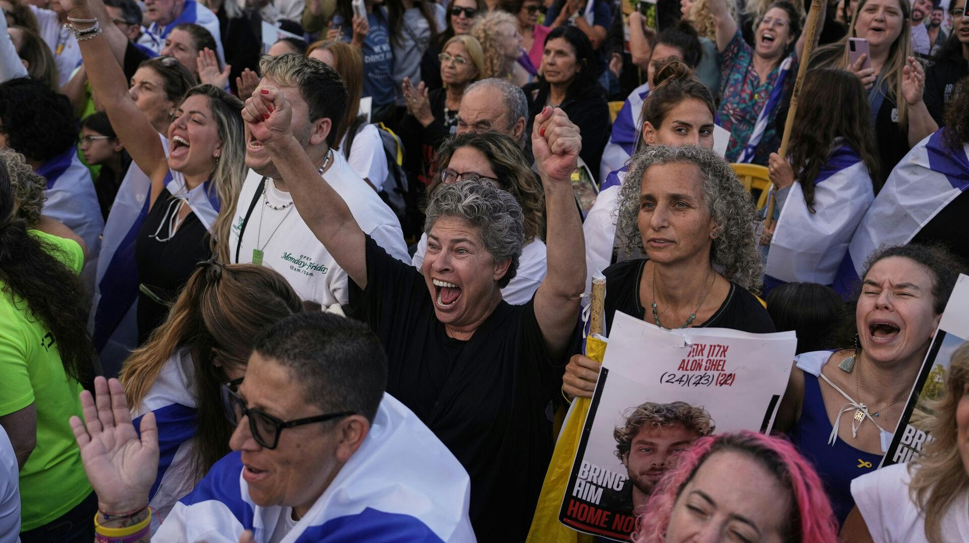 Mandag morgen dansk tid er israelere samlet på Gidselpladsen i Tel Aviv, hvor der er stor jubel.