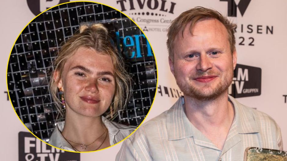 Louise Brink taler om Jonatan Spang på scenen. Her beskylder hun ham for at skrive til hende, da hun var 15 år, ligesom han nogle år senere inviterede hende til et "venskabsmøde".