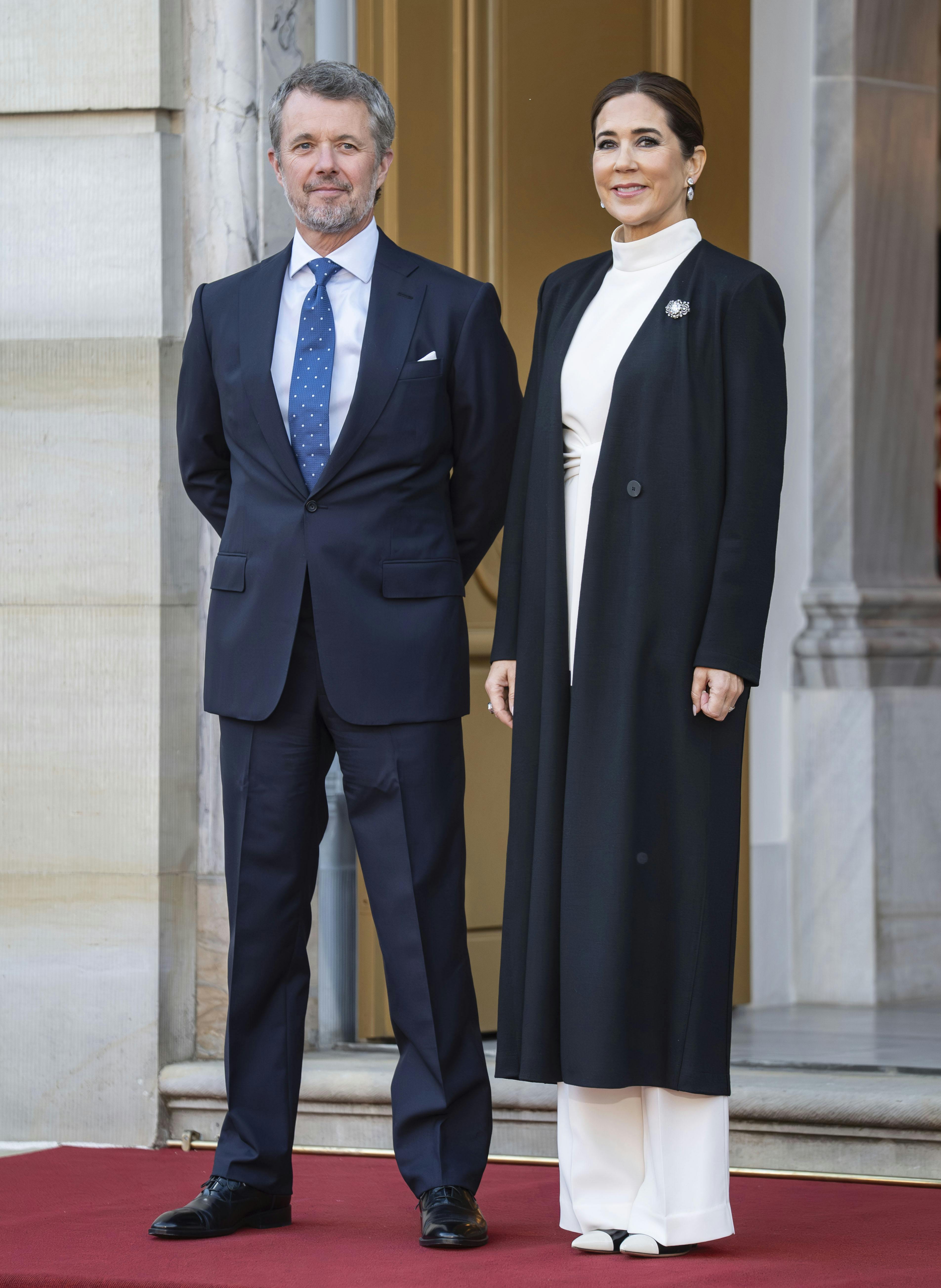 Kong Frederik og dronning Mary har begge fået tilbuddet om at være med i "Vild med dans". 