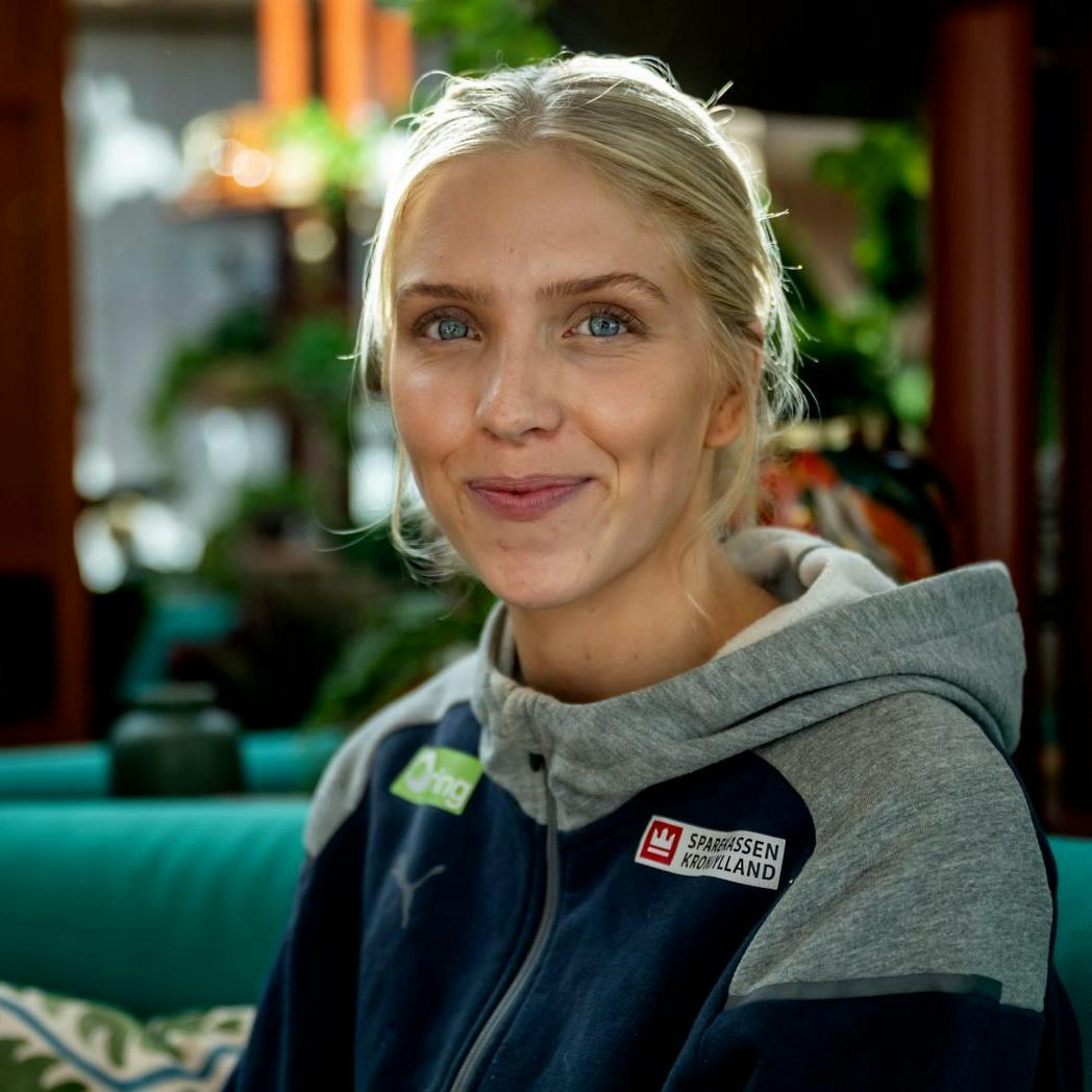 Julie Scaglione er kærester med August Priske. Og det har de været i et stykke tid.