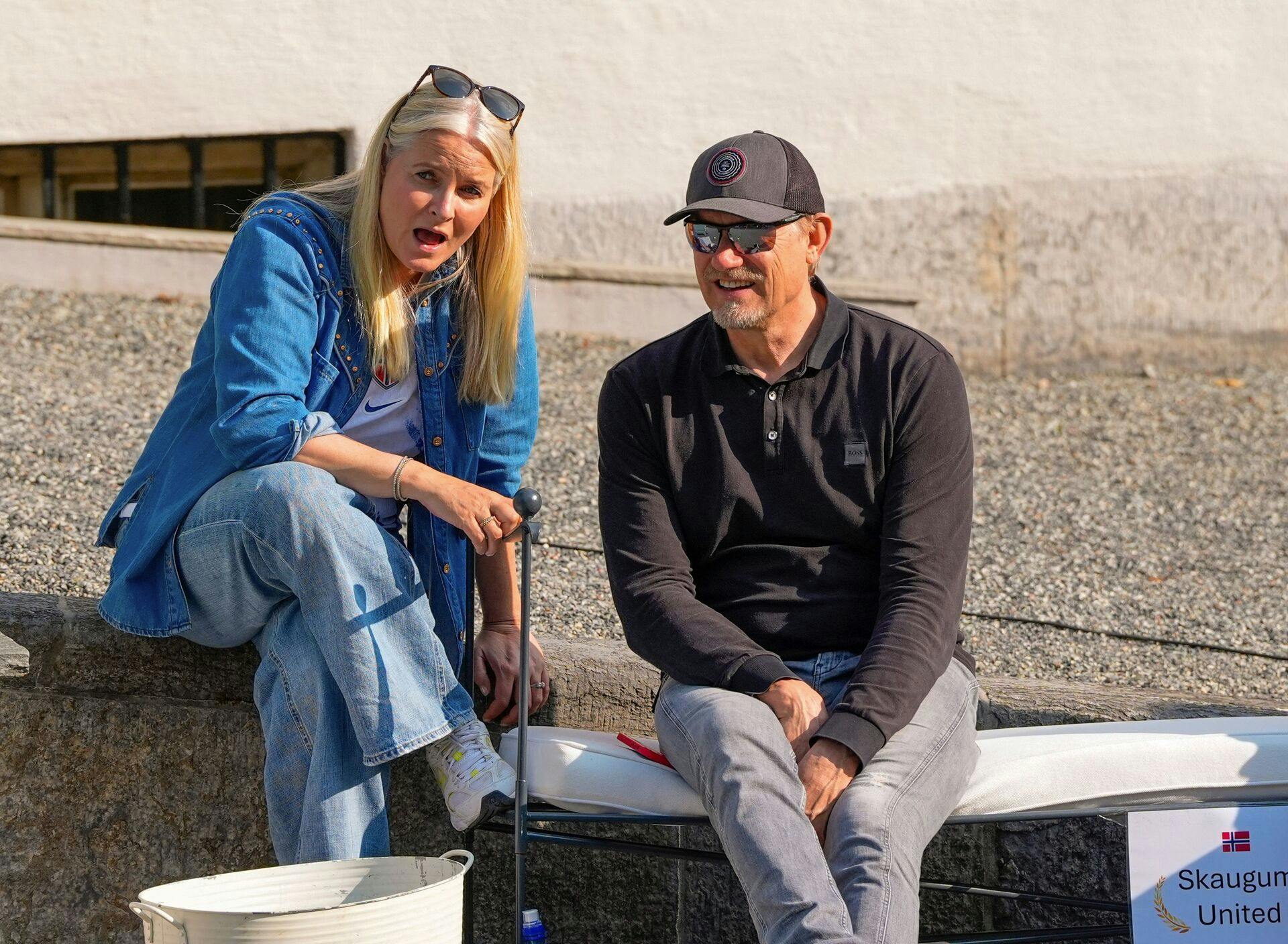 Mette-Marit ses her sammen med Peter Schmeichel tidligere i år under en fodboldfejring i Skaugum Arena i Norge. Siden har hendes offentlige optræderne dog været ganske få.