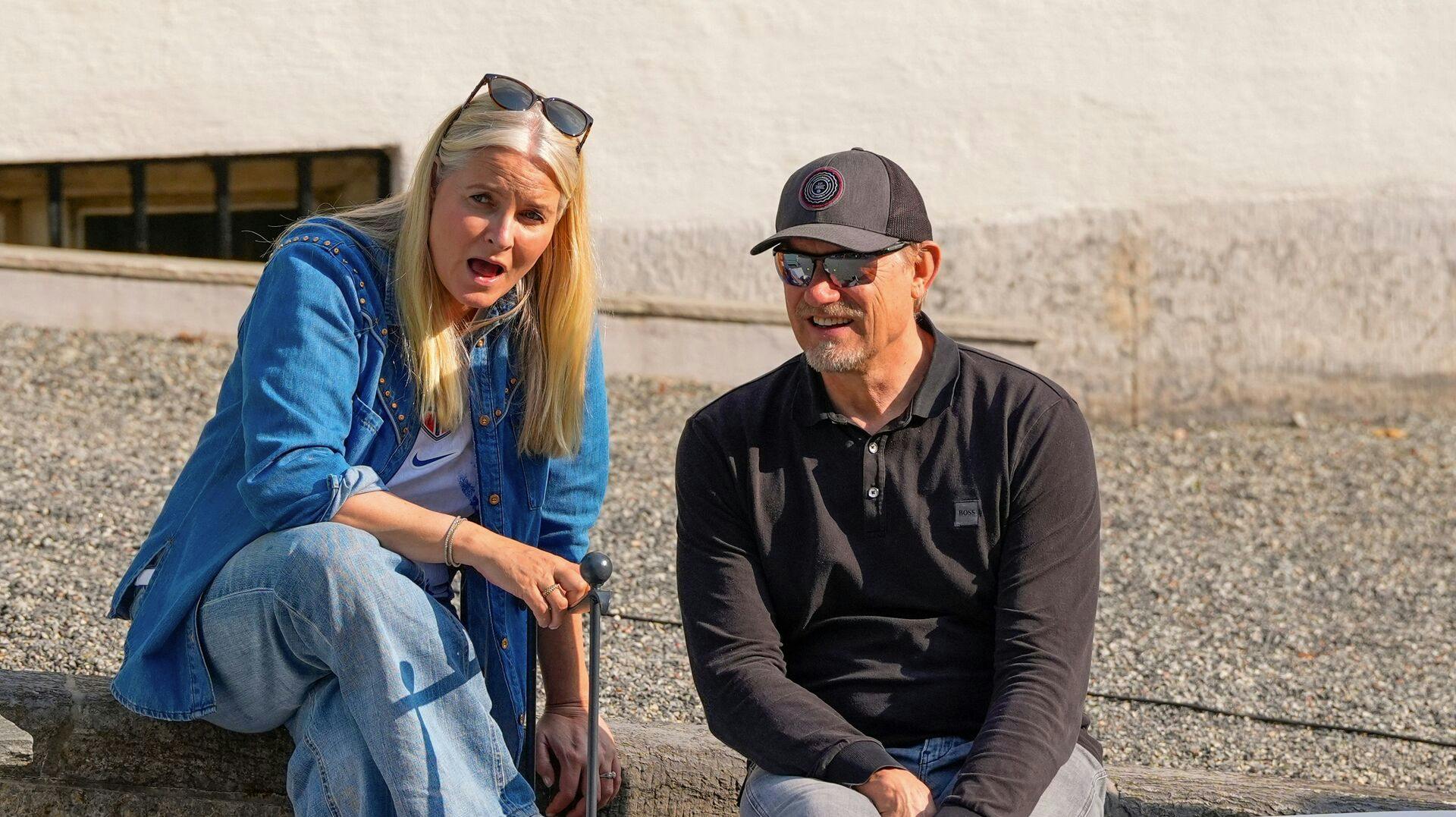 Mette-Marit ses her sammen med Peter Schmeichel tidligere i år under en fodboldfejring i Skaugum Arena i Norge. Siden har hendes offentlige optræderne dog været ganske få.