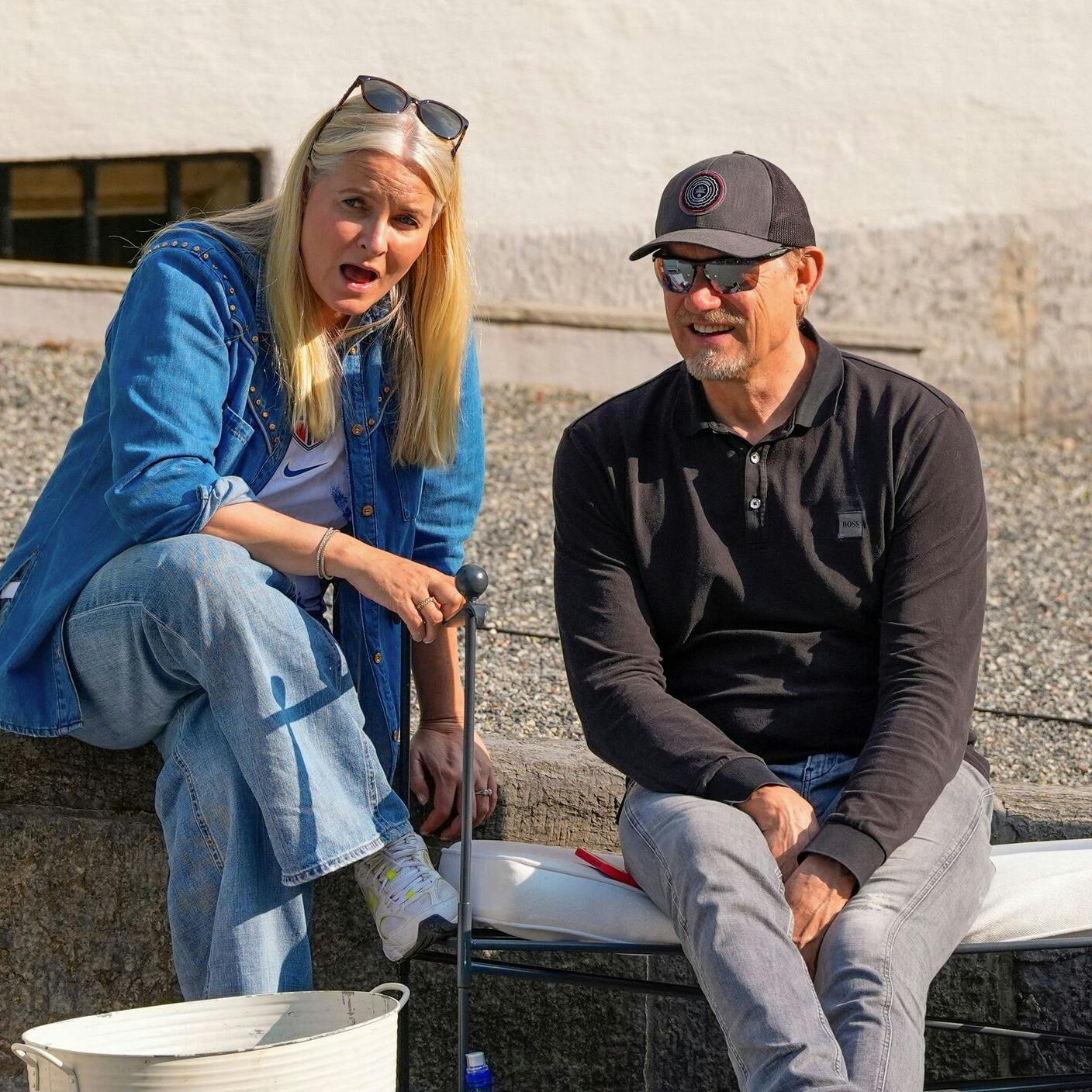 Mette-Marit ses her sammen med Peter Schmeichel tidligere i år under en fodboldfejring i Skaugum Arena i Norge. Siden har hendes offentlige optræderne dog været ganske få.