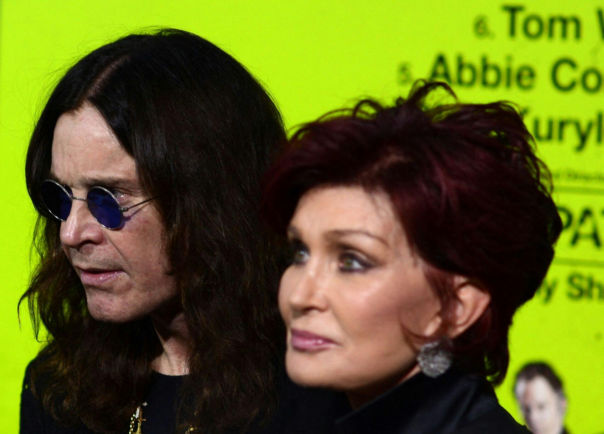 For Sharon, som stod ved Ozzys side gennem årtier med misbrug, depression og sygdom, blev utroskaben det ultimative svigt. Hun smed ham ud af hjemmet i Los Angeles og fjernede sin vielsesring.