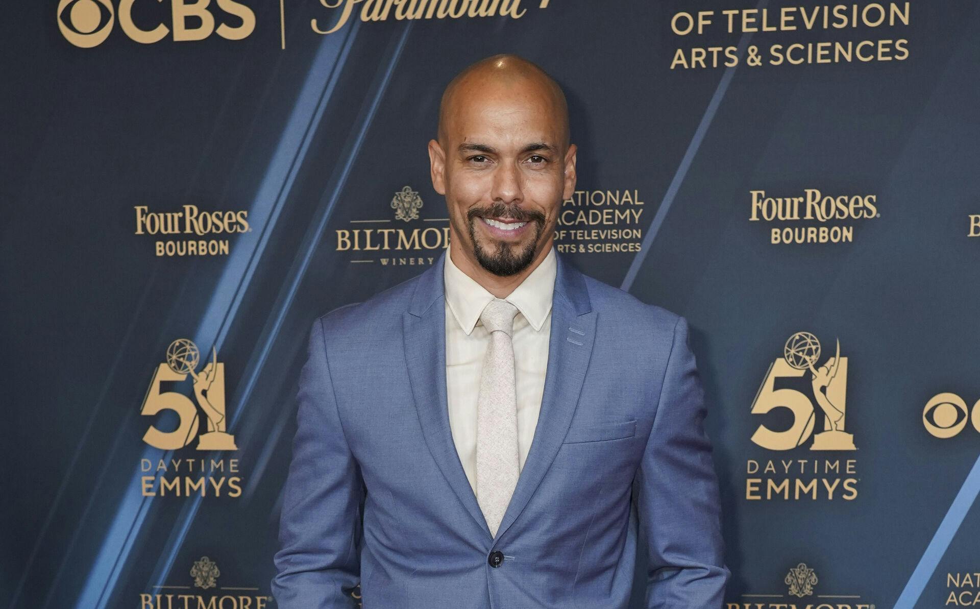 Bryton James og Jahaira James går hver til sit. 