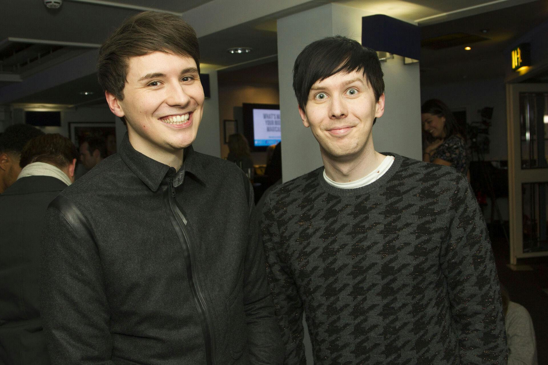 Dan Howell og Phil Lester blev kendte på YouTube, men siden har de blandt andet også stået i spidsen for et BBC-radioprogram, ligesom de har udgivet flere bøger.