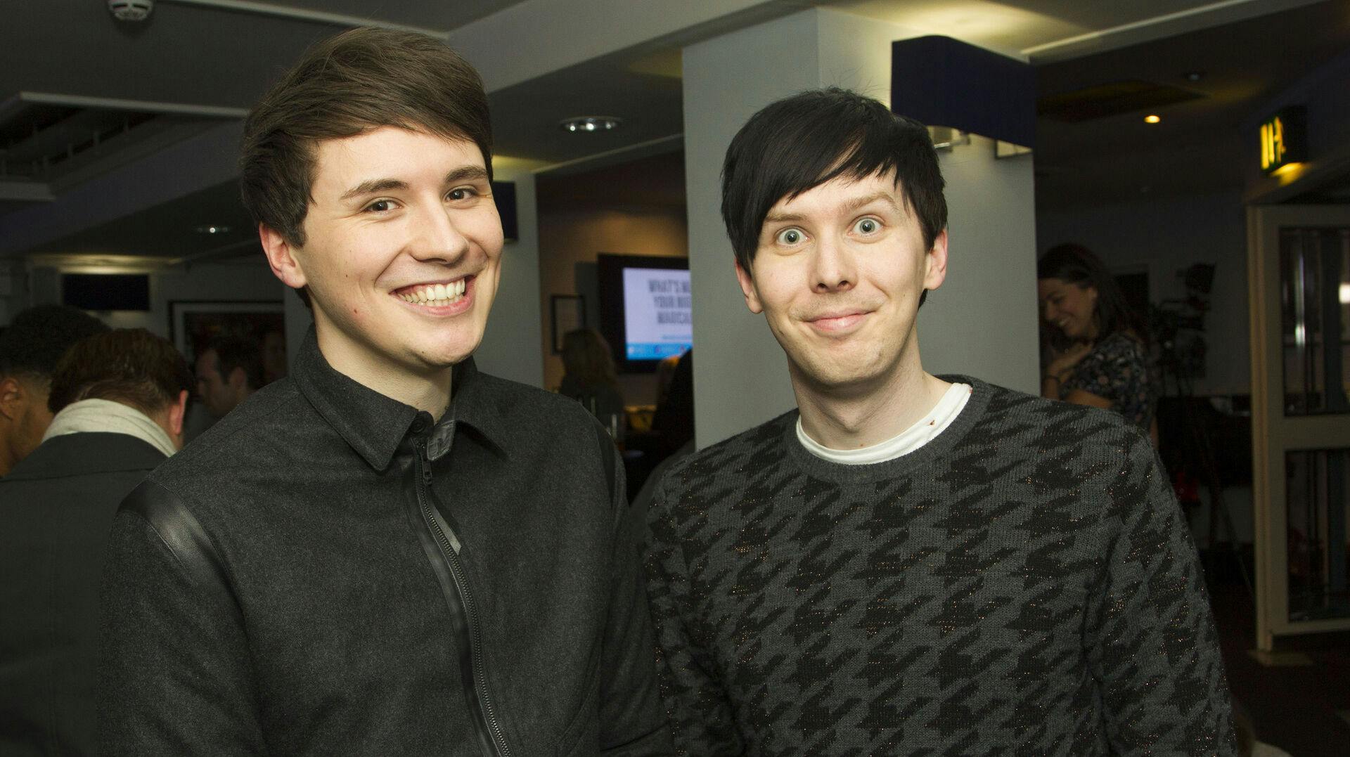 Dan Howell og Phil Lester blev kendte på YouTube, men siden har de blandt andet også stået i spidsen for et BBC-radioprogram, ligesom de har udgivet flere bøger.