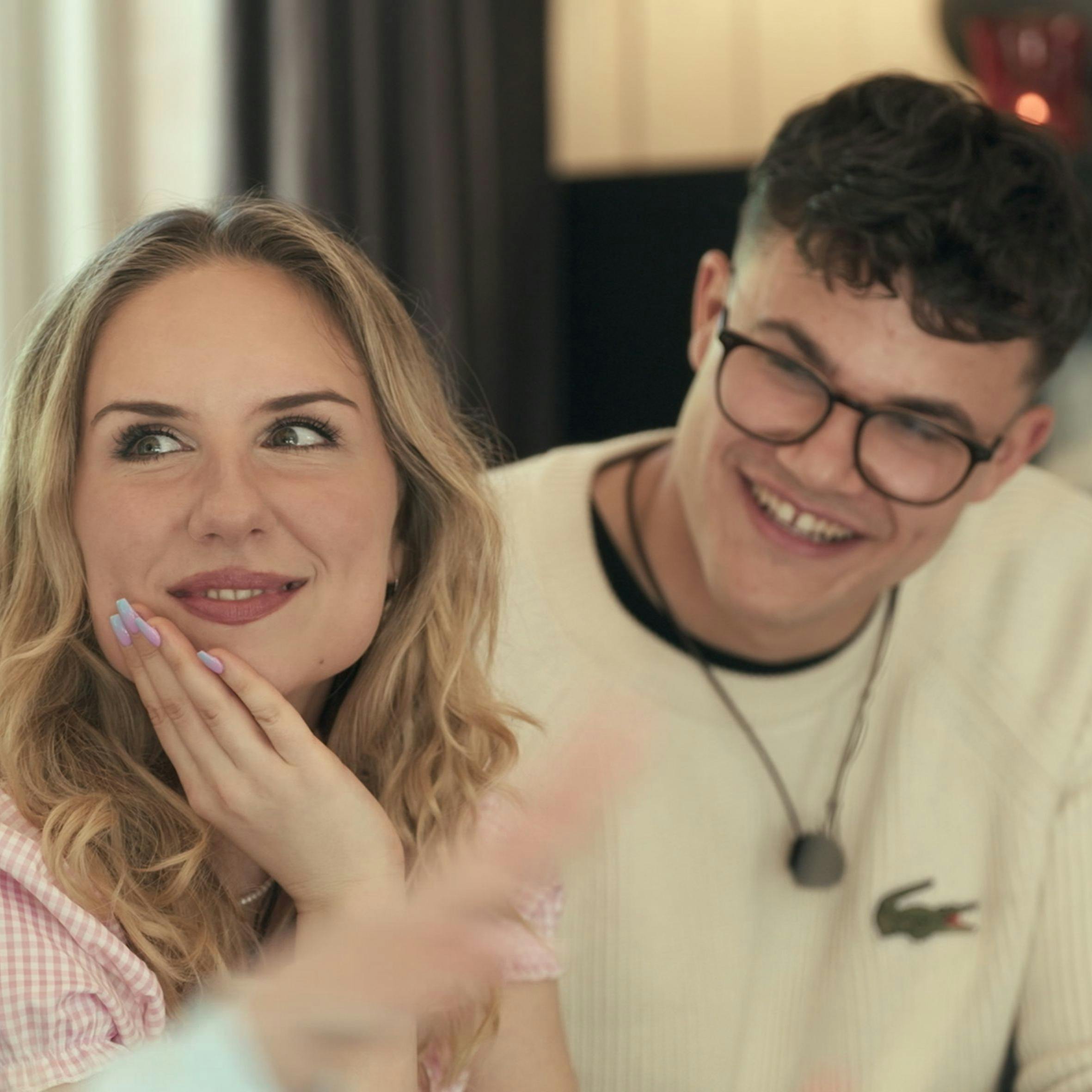 Miri-Ann deltager i "Døm vores forhold" med kæresten Carlos. De har begge installeret software, der gør, at de ikke kan tilgå porno.