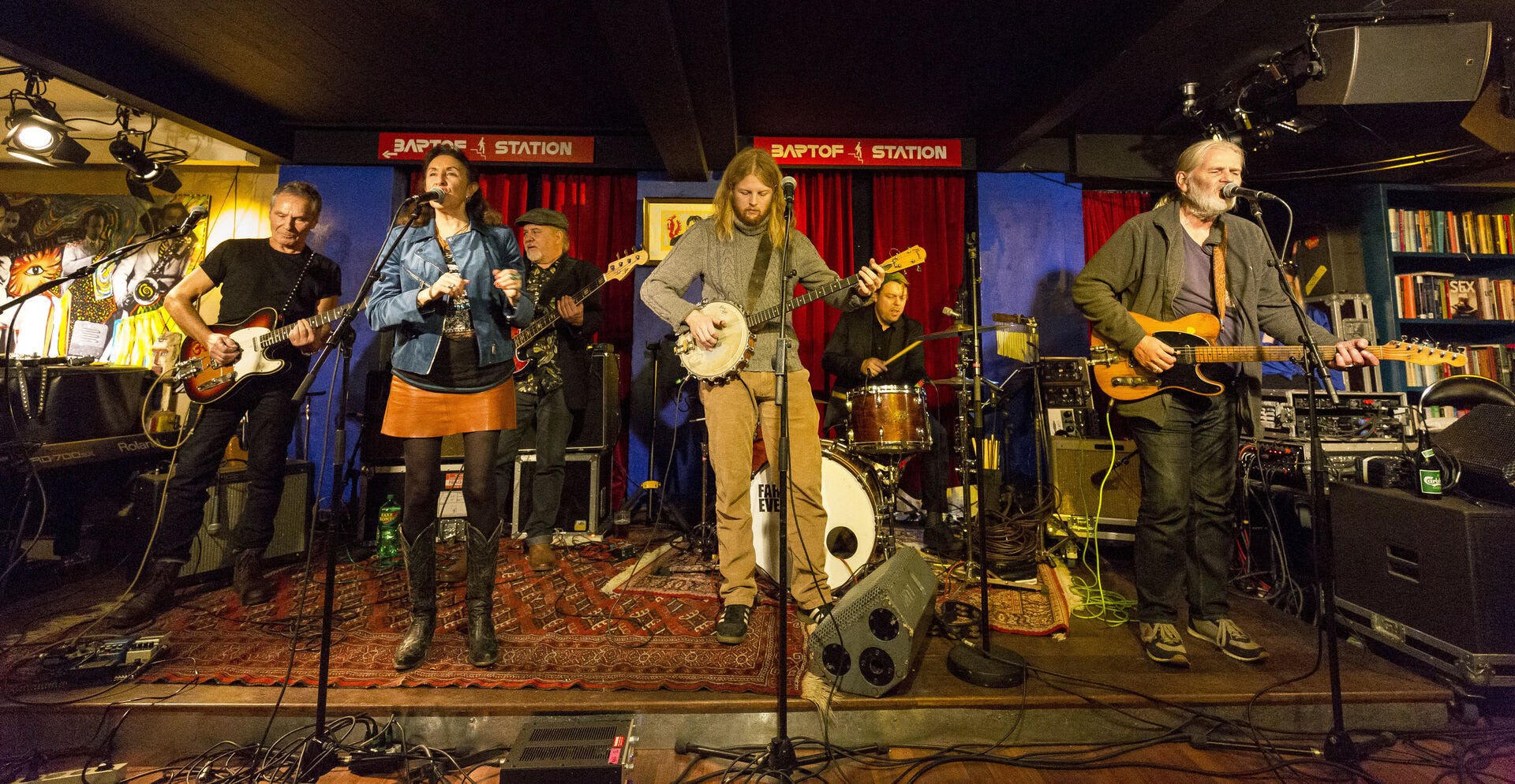 Her ses Lars Hybel (til højre) under en mindekoncert for trommeslageren Gert Smedegaard i 2019.