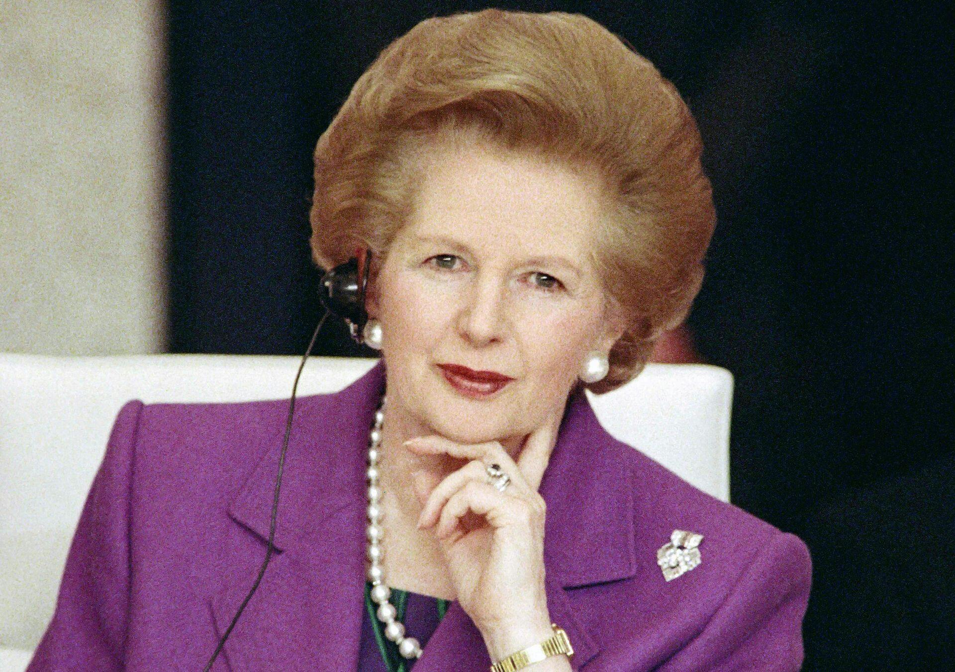 En ny bog hævder, at Margaret Thatcher havde to affærer.