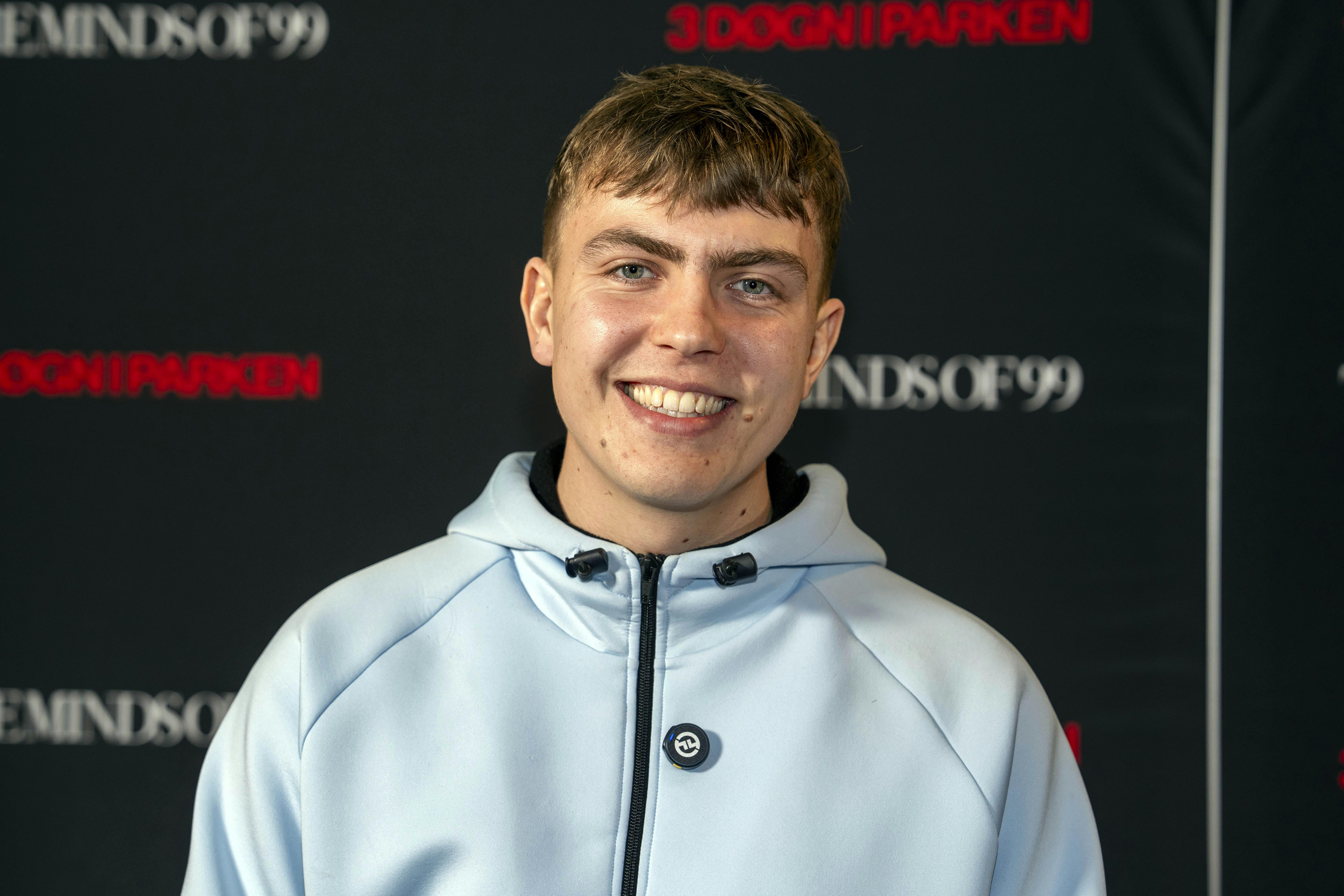 Rasmus Søndergaard er i øjeblikket i gang med at livestreame hvert sekund af sit liv på platformen Twitch. Her gæster en række kendisser også livestreamen - alt sammen med målet om at slå danmarksrekorder.