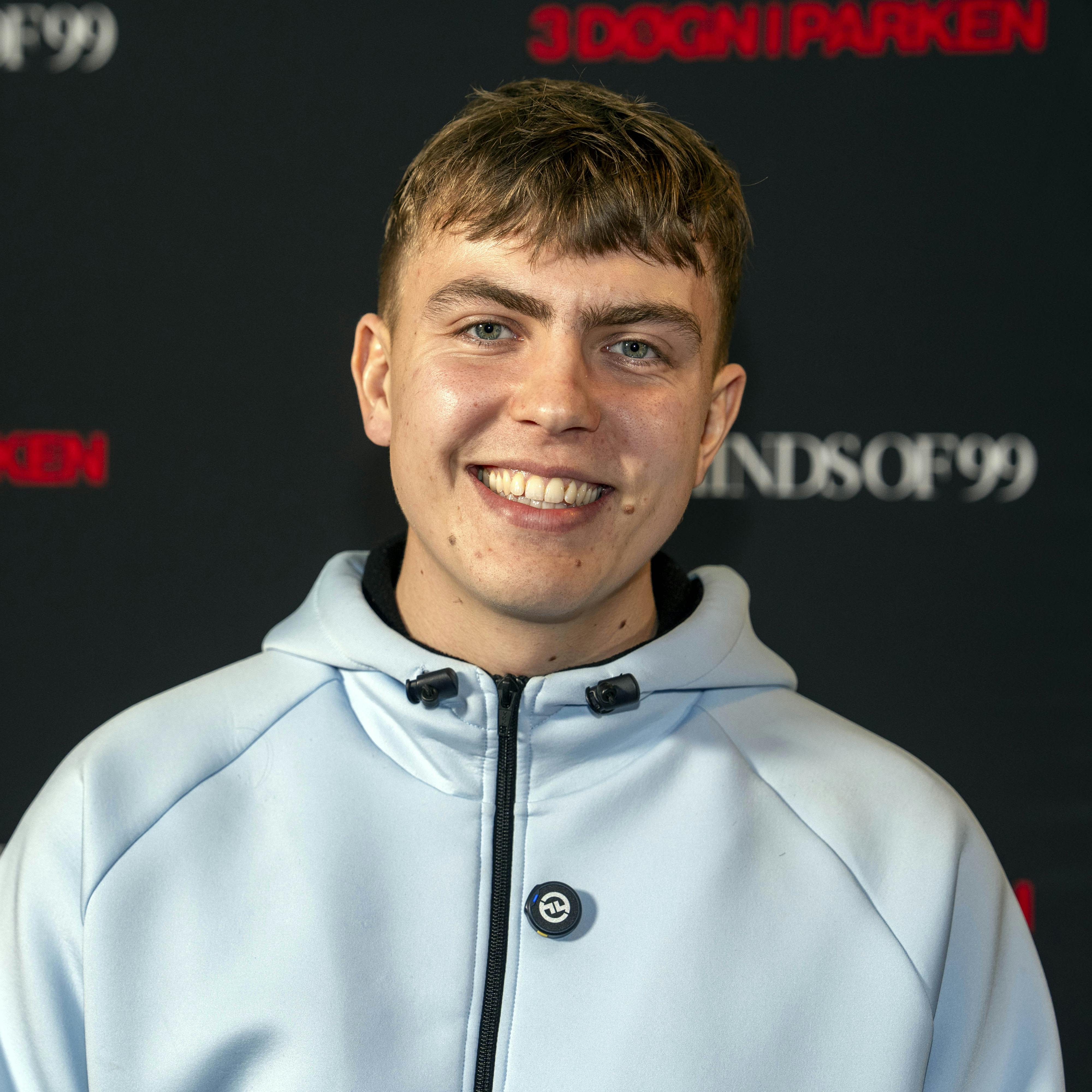 Rasmus Søndergaard er i øjeblikket i gang med at livestreame hvert sekund af sit liv på platformen Twitch. Her gæster en række kendisser også livestreamen - alt sammen med målet om at slå danmarksrekorder.