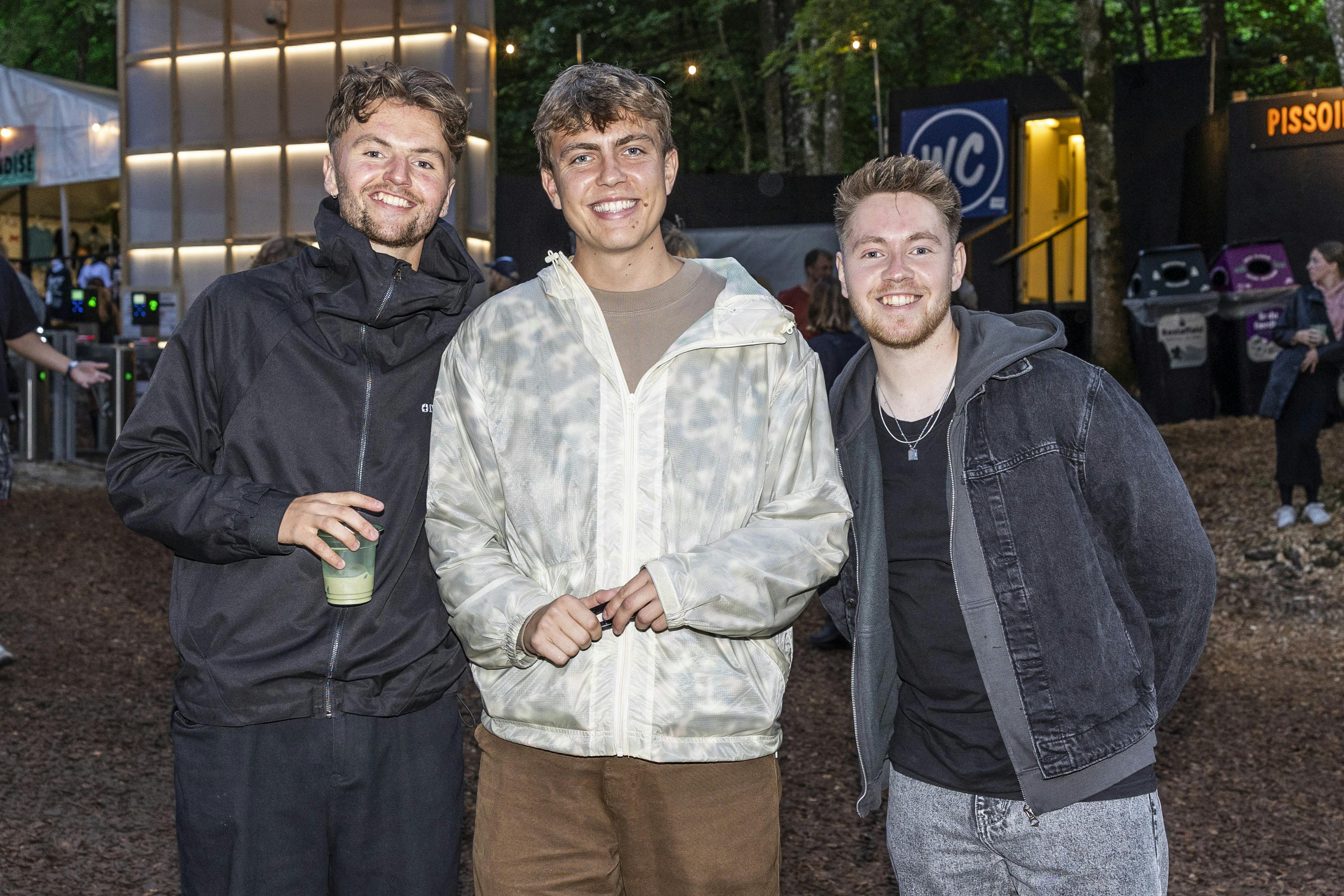 Når Rasmus Søndergaard får brug for at sove, bliver det også livestreamet. Natten mellem tirsdag og onsdag lavede Jon Vejlemand (tv) og Jonas Drøger (th) en døgner for at give kammeraten lidt velfortjent hvile.
