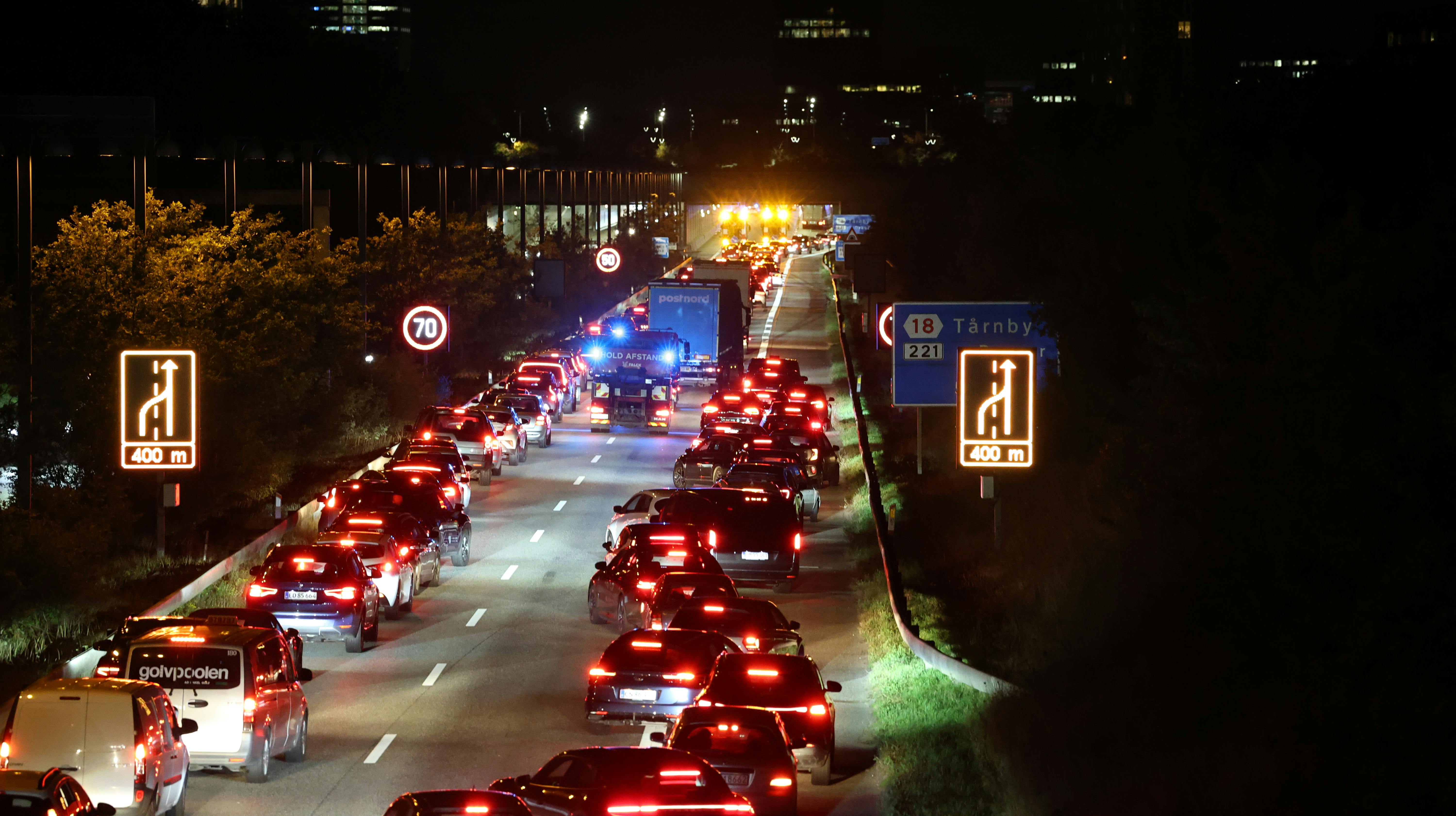 En vejarbejder afgik mandag ved døden, efter at være blevet kørt ned fredag aften.