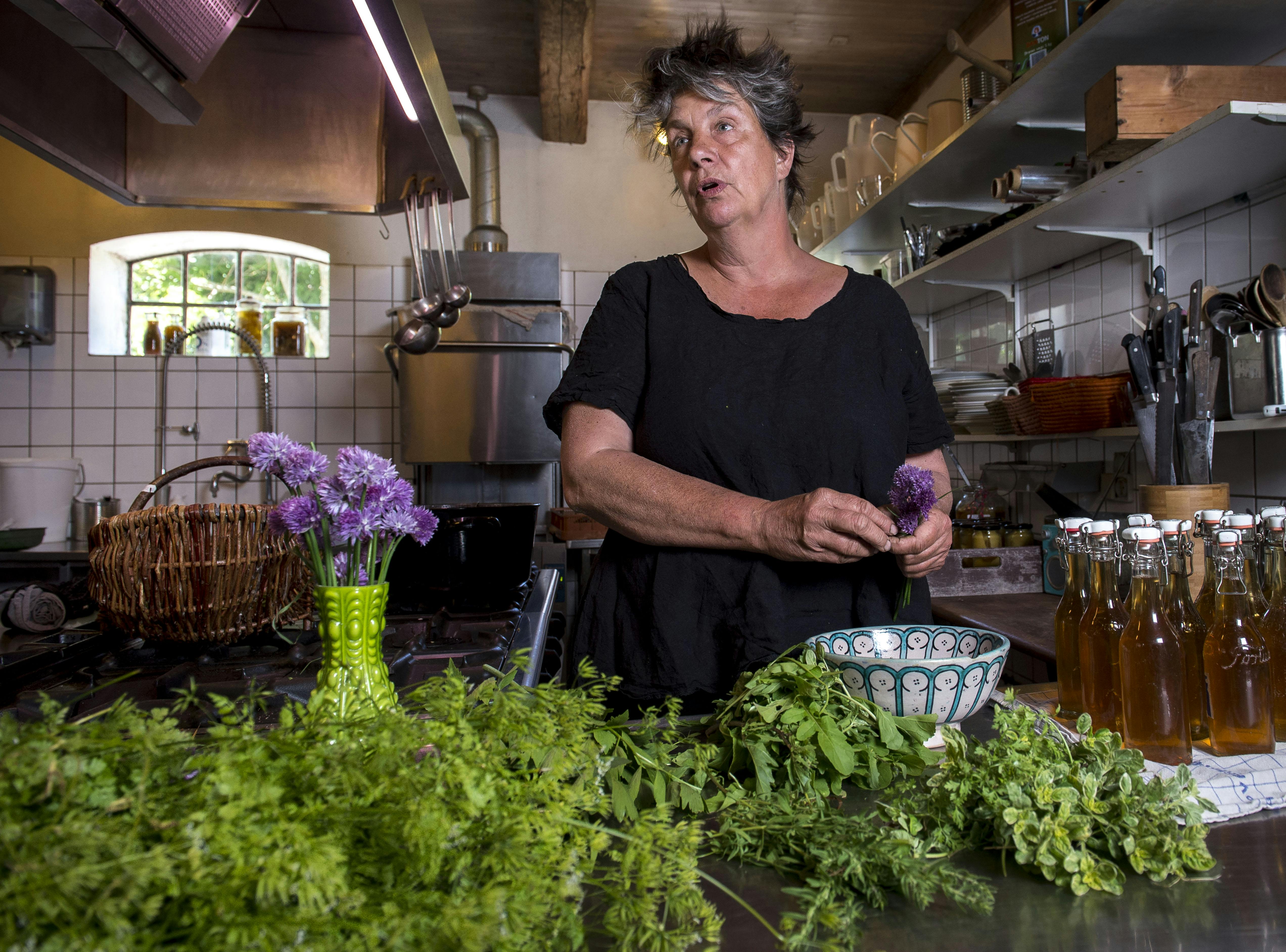 Hjemme hos tv-kok Camilla Plum på Fuglebjerggaard ved Helsinge. Hun har været ude i sit livs stormvejr efter at hendes 24-årige søn på makaber vis slagtede Camillas pony på stranden neden for familiens sommerhus i Tisvilde.
