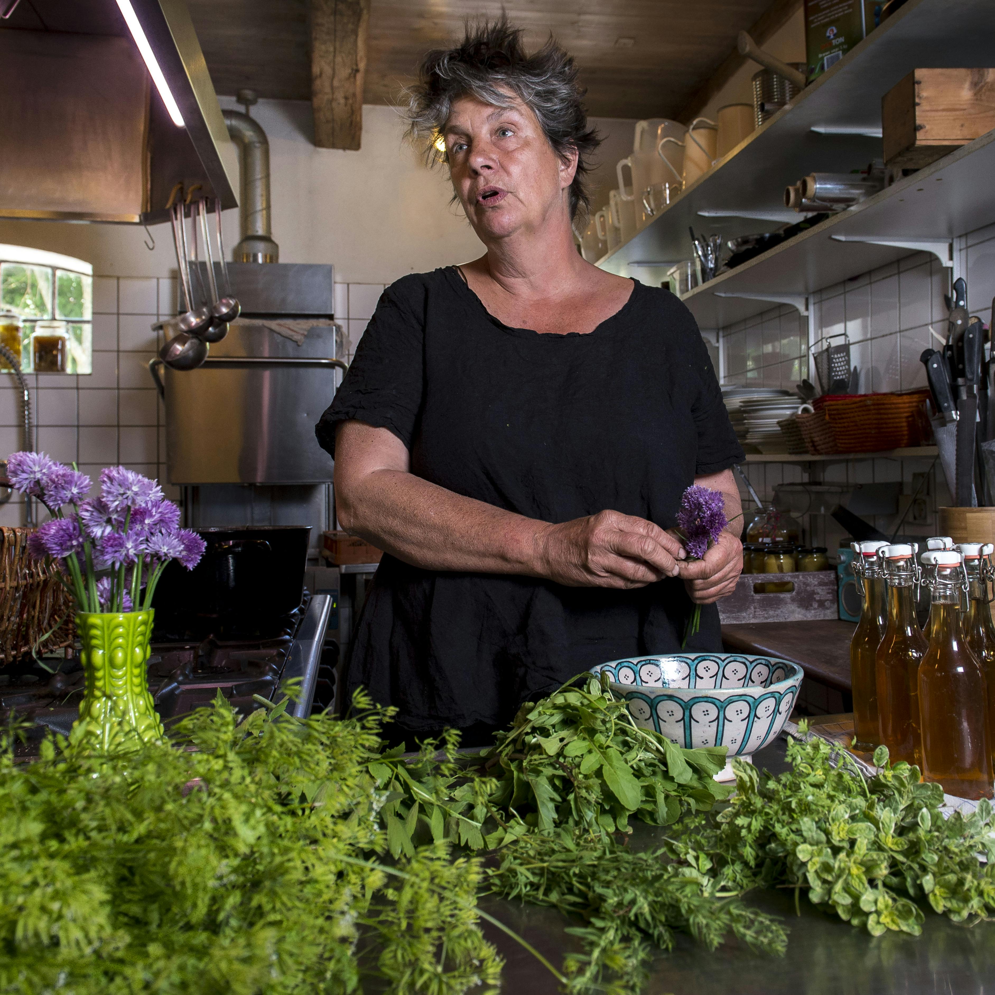 Hjemme hos tv-kok Camilla Plum på Fuglebjerggaard ved Helsinge. Hun har været ude i sit livs stormvejr efter at hendes 24-årige søn på makaber vis slagtede Camillas pony på stranden neden for familiens sommerhus i Tisvilde.