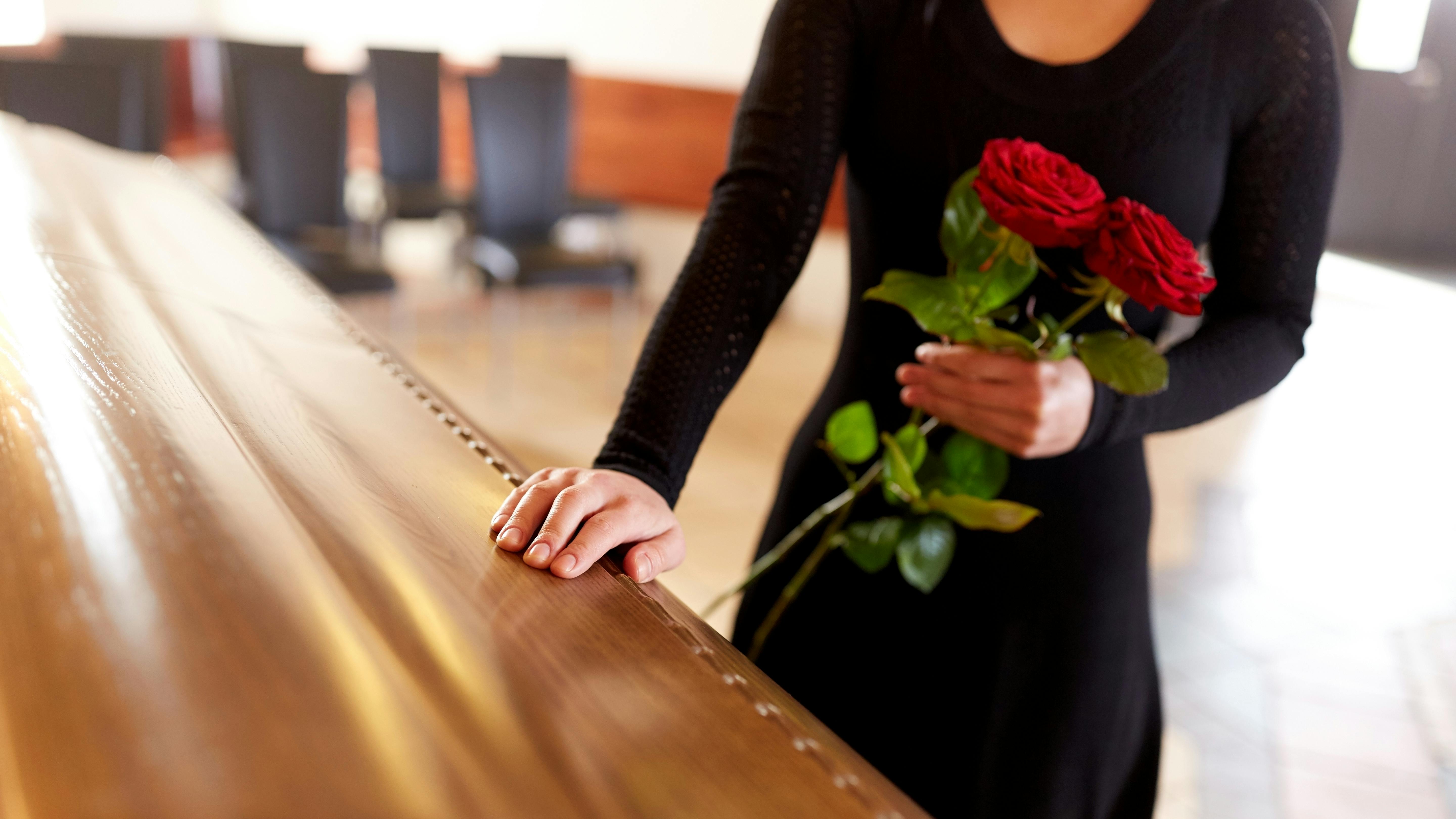 Fyens Stiftstidende var lidt for hurtigt ude med "dødsannoncen" i en artikel. Og det mærker den stadig levende Hans Peder Rasmussen i den grad.