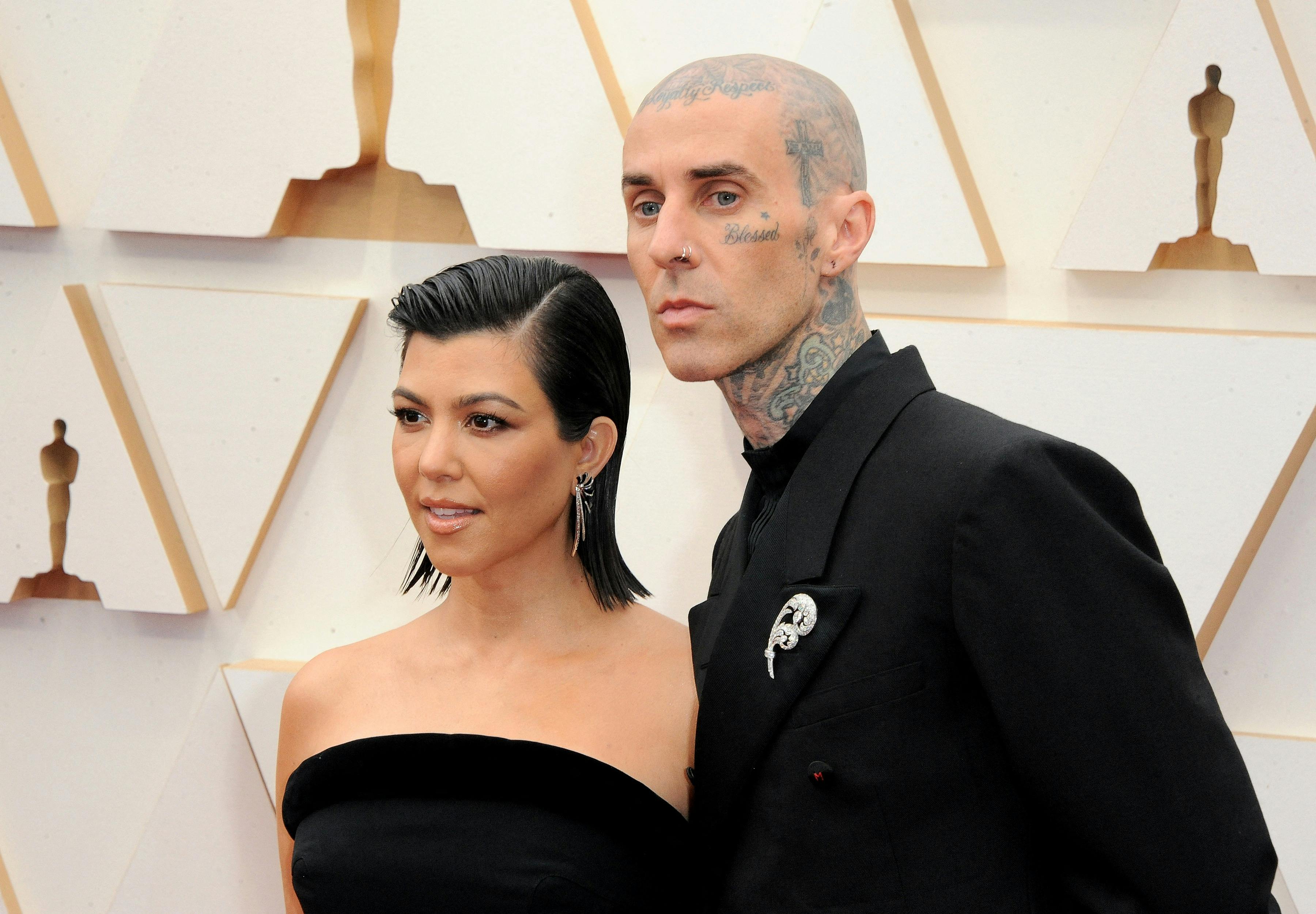 Travis Barker danner par med Kourtney Kardashian. De blev gift i maj 2022.