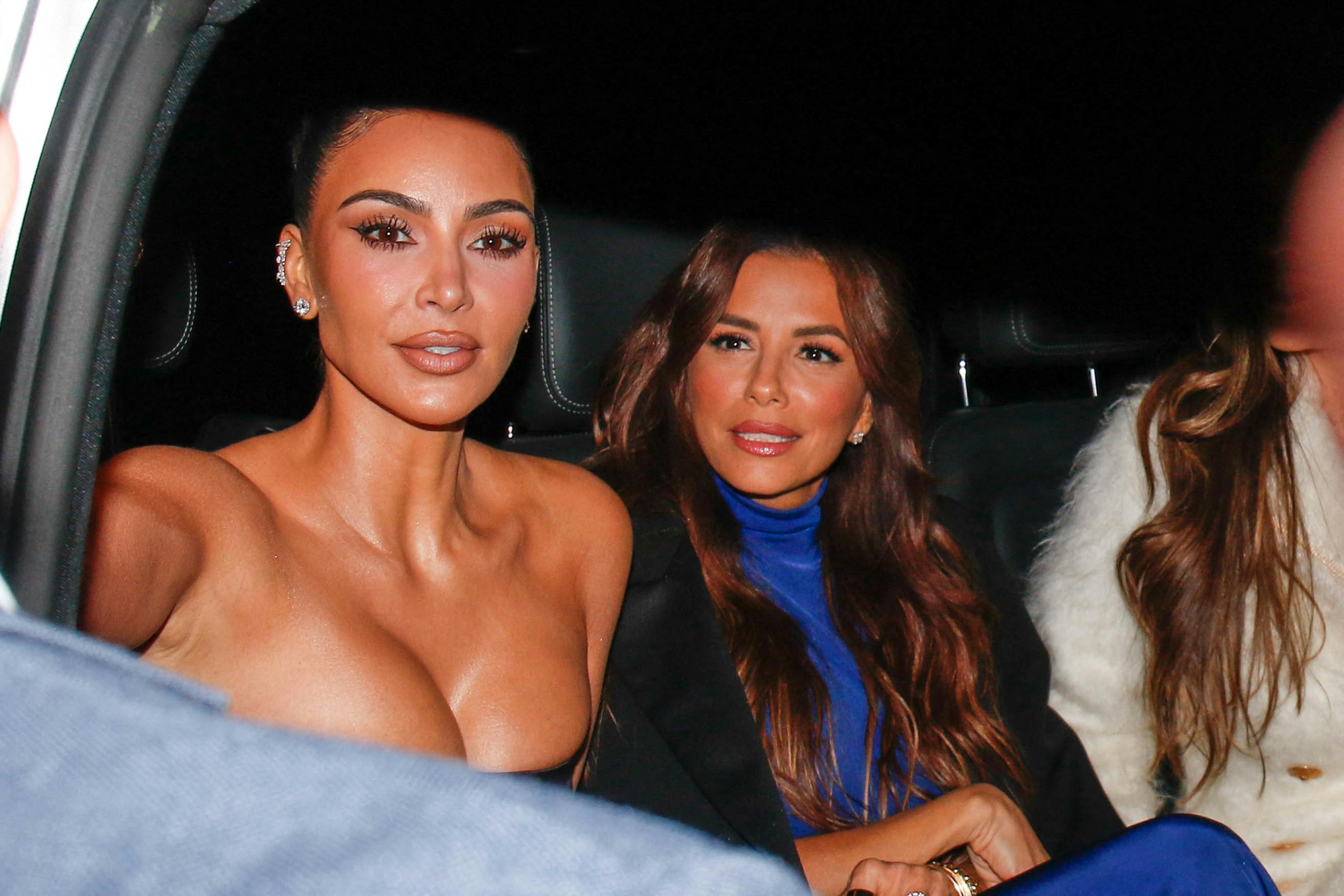 Det er dyrt at se ud som Kim Kardashian. Her er hun på vej videre fra en polterabend i maj 2025.