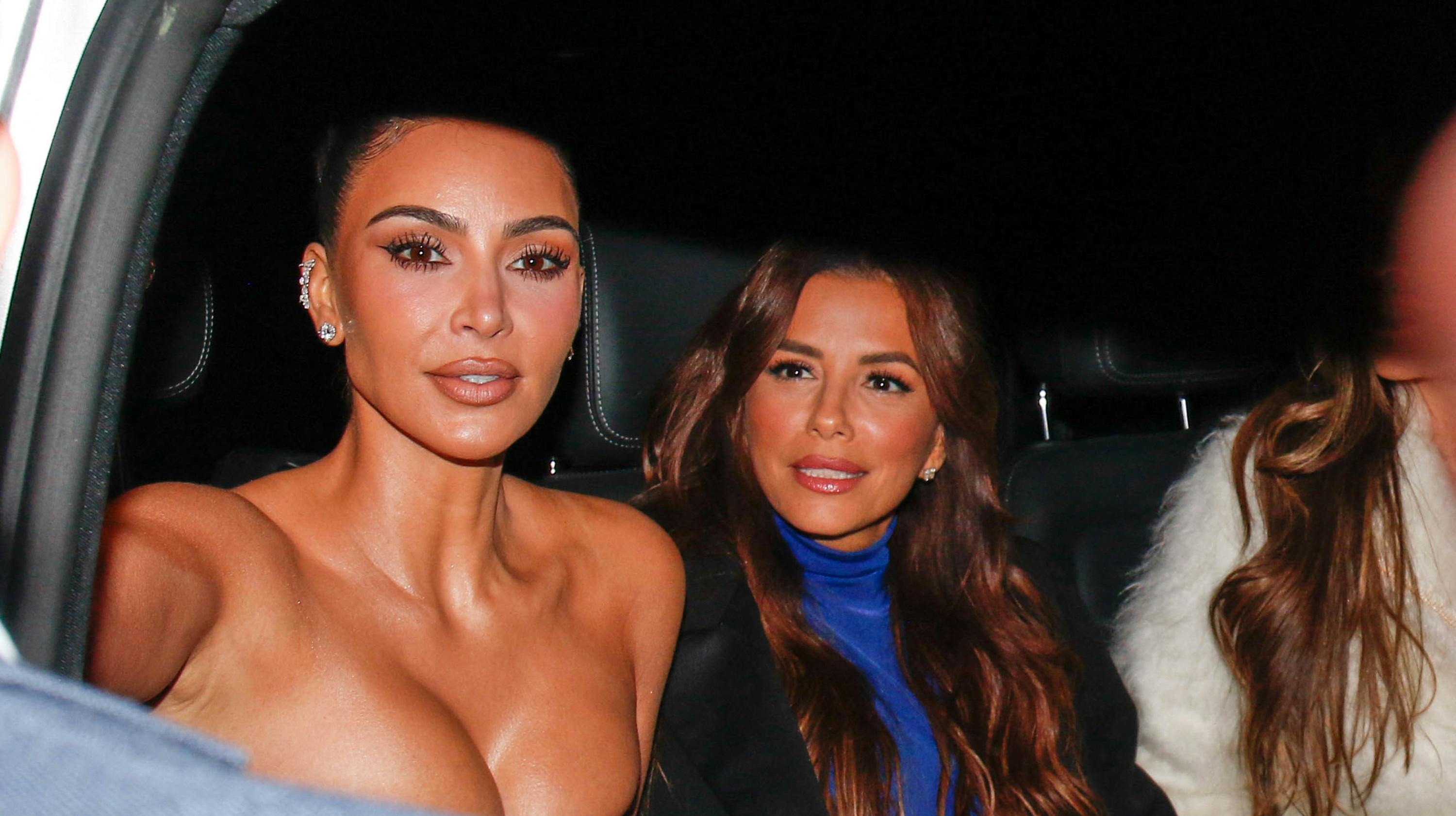 Det er dyrt at se ud som Kim Kardashian. Her er hun på vej videre fra en polterabend i maj 2025.