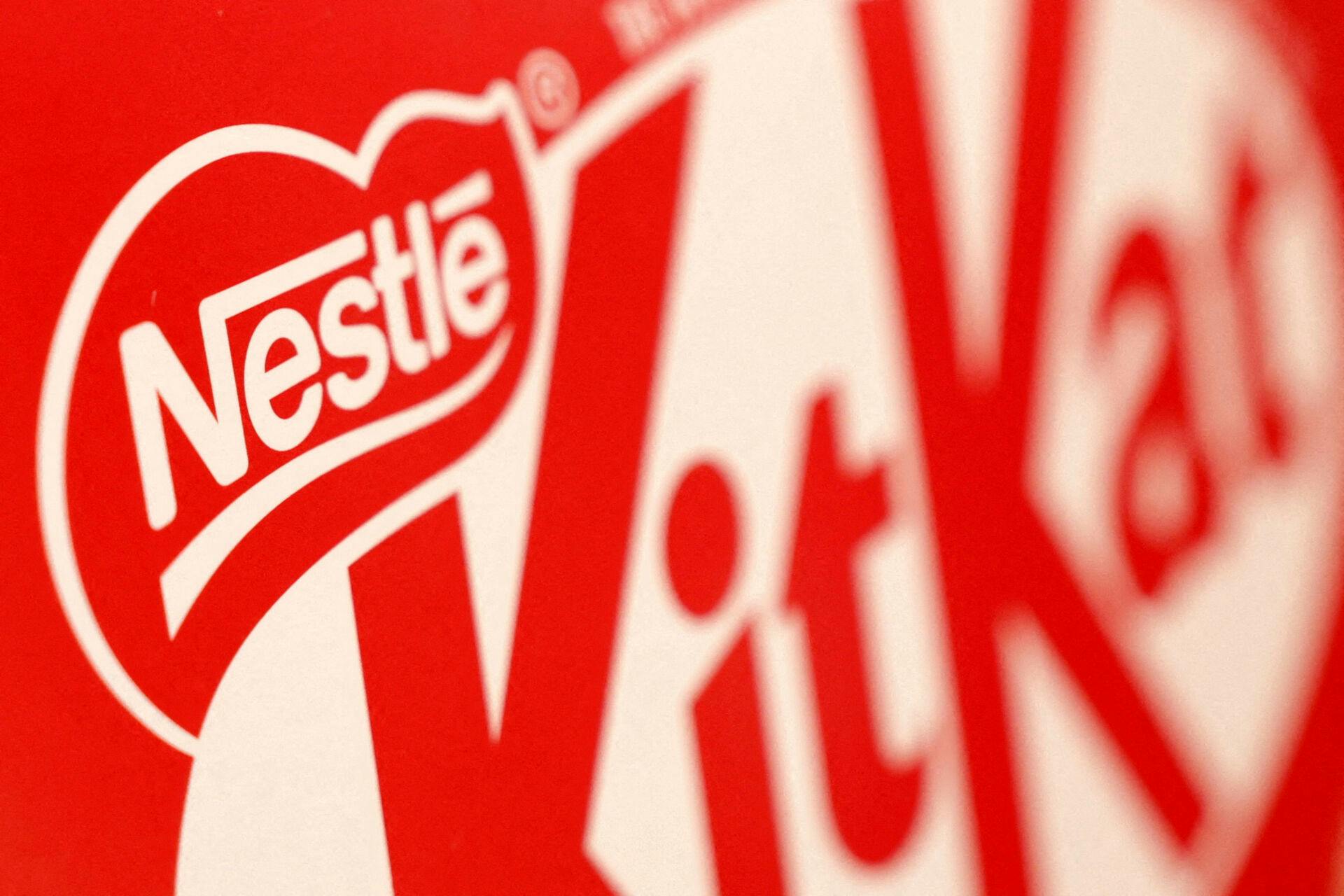 Priserne på chokolade har aldrig været højere. Alligevel skæres der nu voldsomt ned hos en af verdens største producenter.