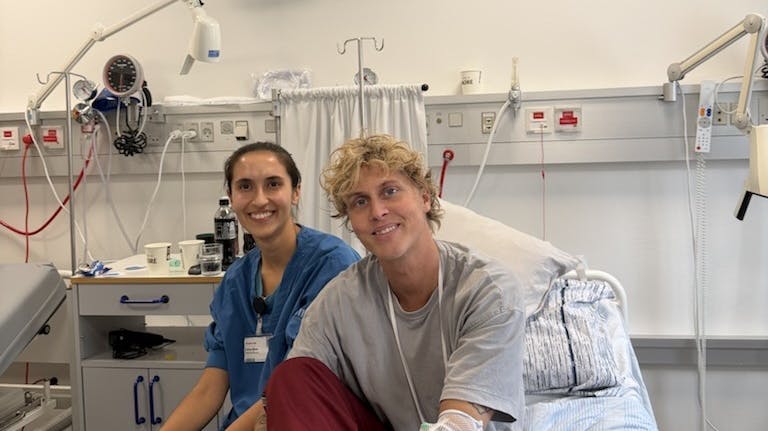 Nicolaj Rose med den medicinstuderende Fatima, som reddede hans liv.