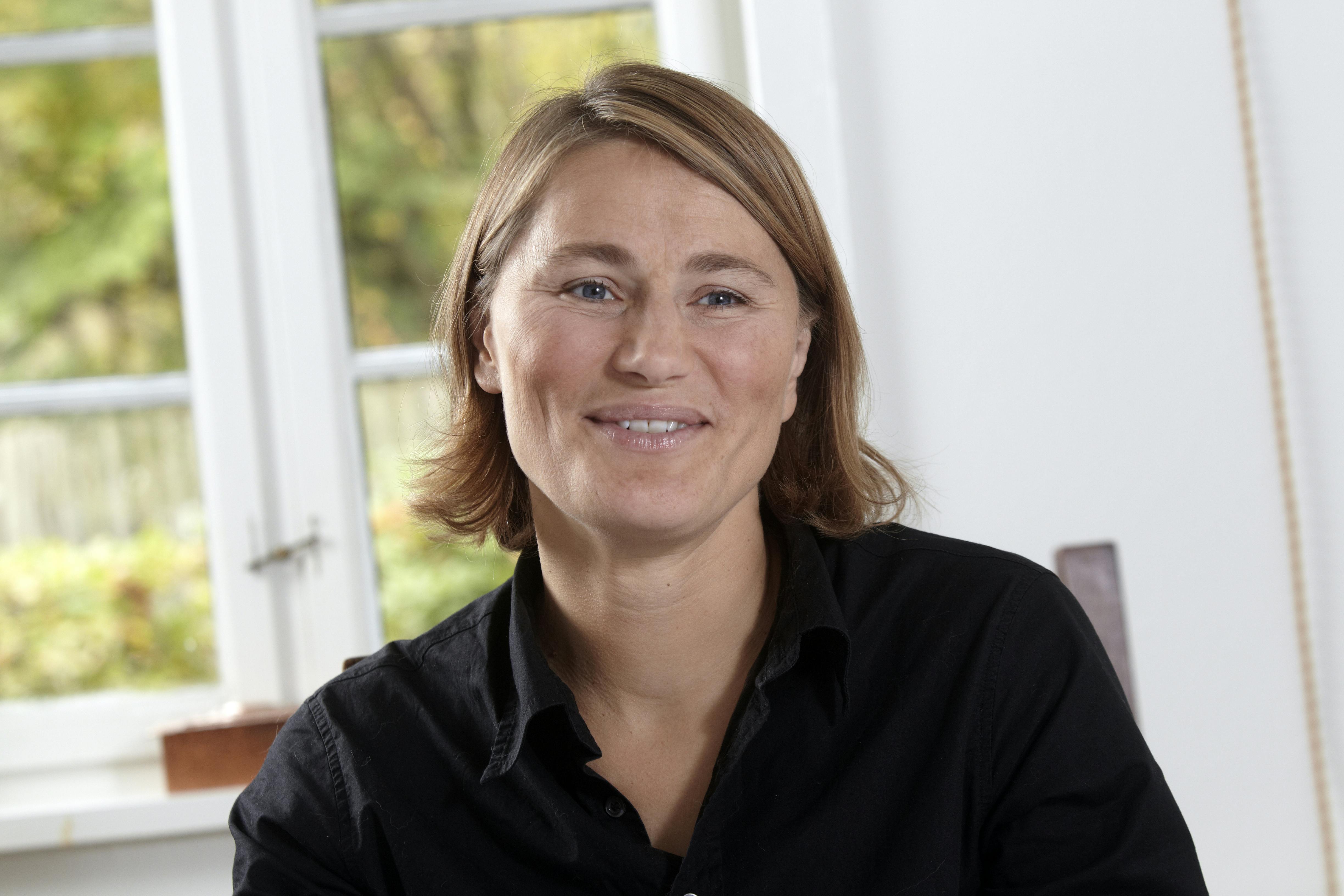 Det er ikke meget som offentligheden ser til Anja Andersen. Men en række unge håndboldglade børn i Odense fik glæden af håndboldlegendens kundskaber, da hun dukkede op til en håndboldskole.