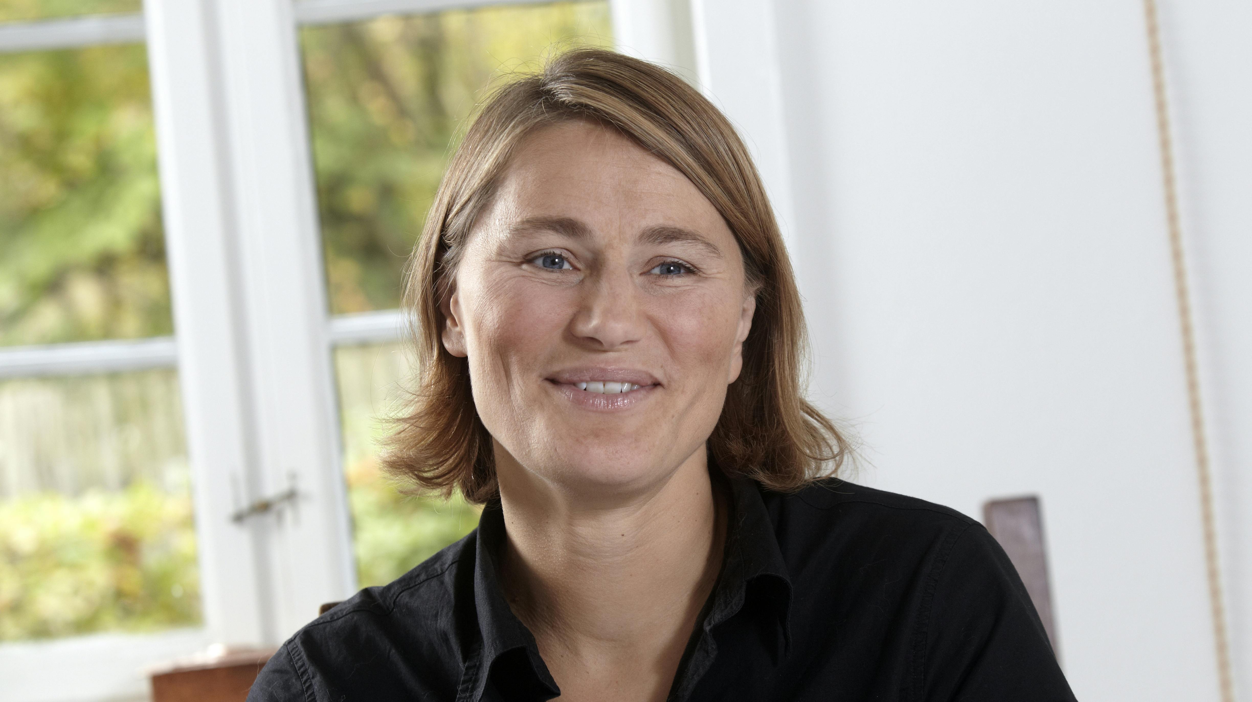 Det er ikke meget som offentligheden ser til Anja Andersen. Men en række unge håndboldglade børn i Odense fik glæden af håndboldlegendens kundskaber, da hun dukkede op til en håndboldskole.