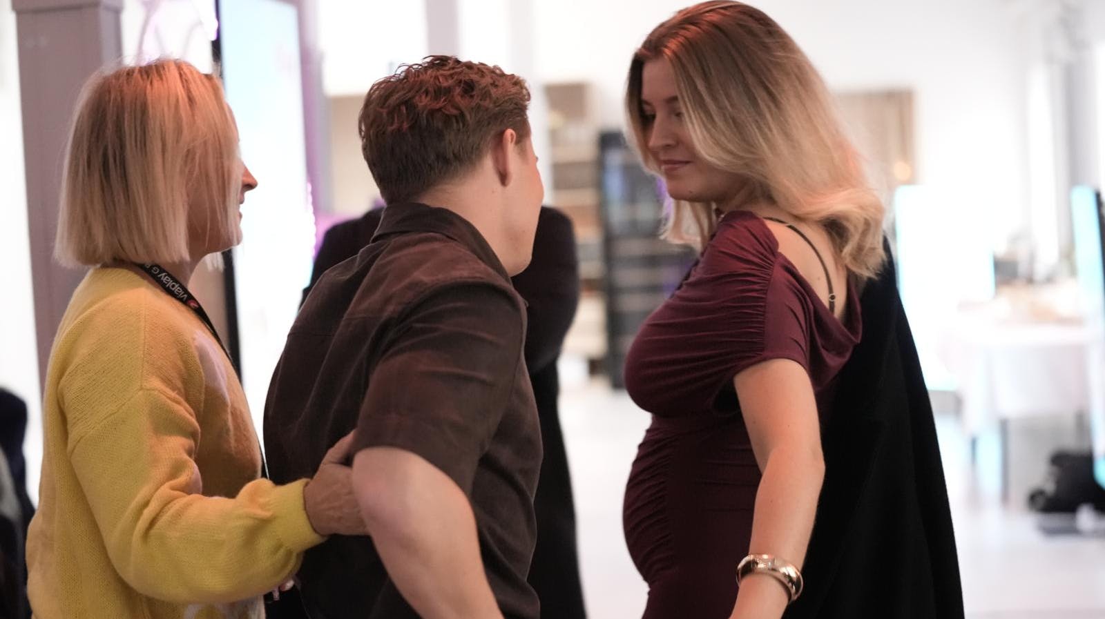 - Kom med, skat! Amalie Maria tog hånd om Thomas og gik med udenfor, da scenerne fra "Love Island" blev for meget for ham.